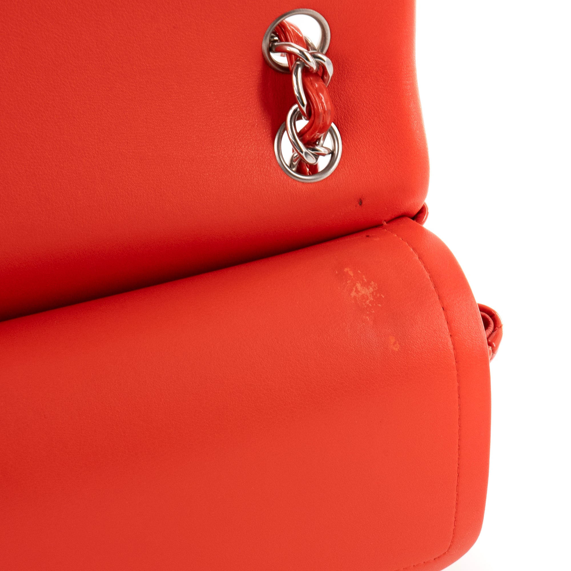 CHANEL - Sac à bandoulière Classique/Timeless Jumbo Chanel en cuir verni rouge