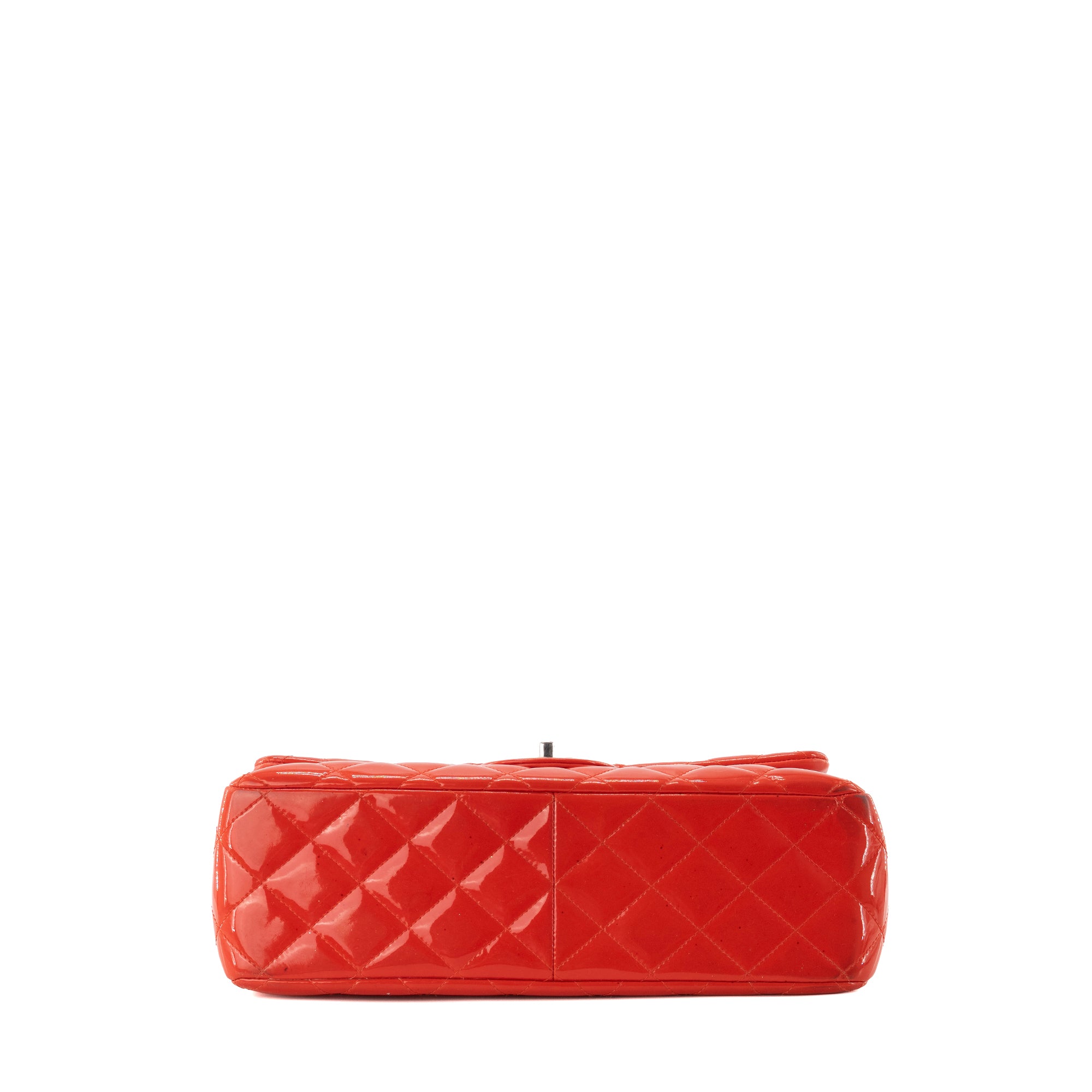 CHANEL - Sac à bandoulière Classique/Timeless Jumbo Chanel en cuir verni rouge