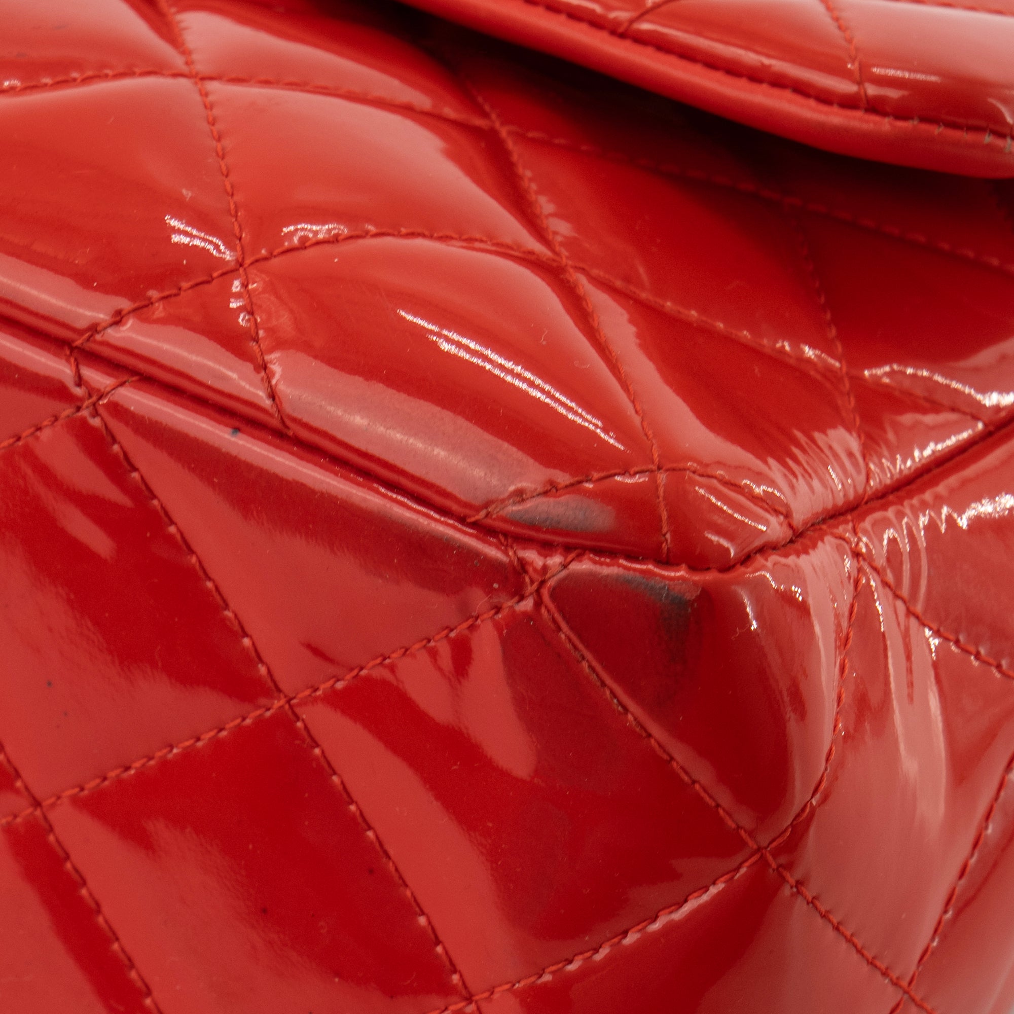 CHANEL - Sac à bandoulière Classique/Timeless Jumbo Chanel en cuir verni rouge