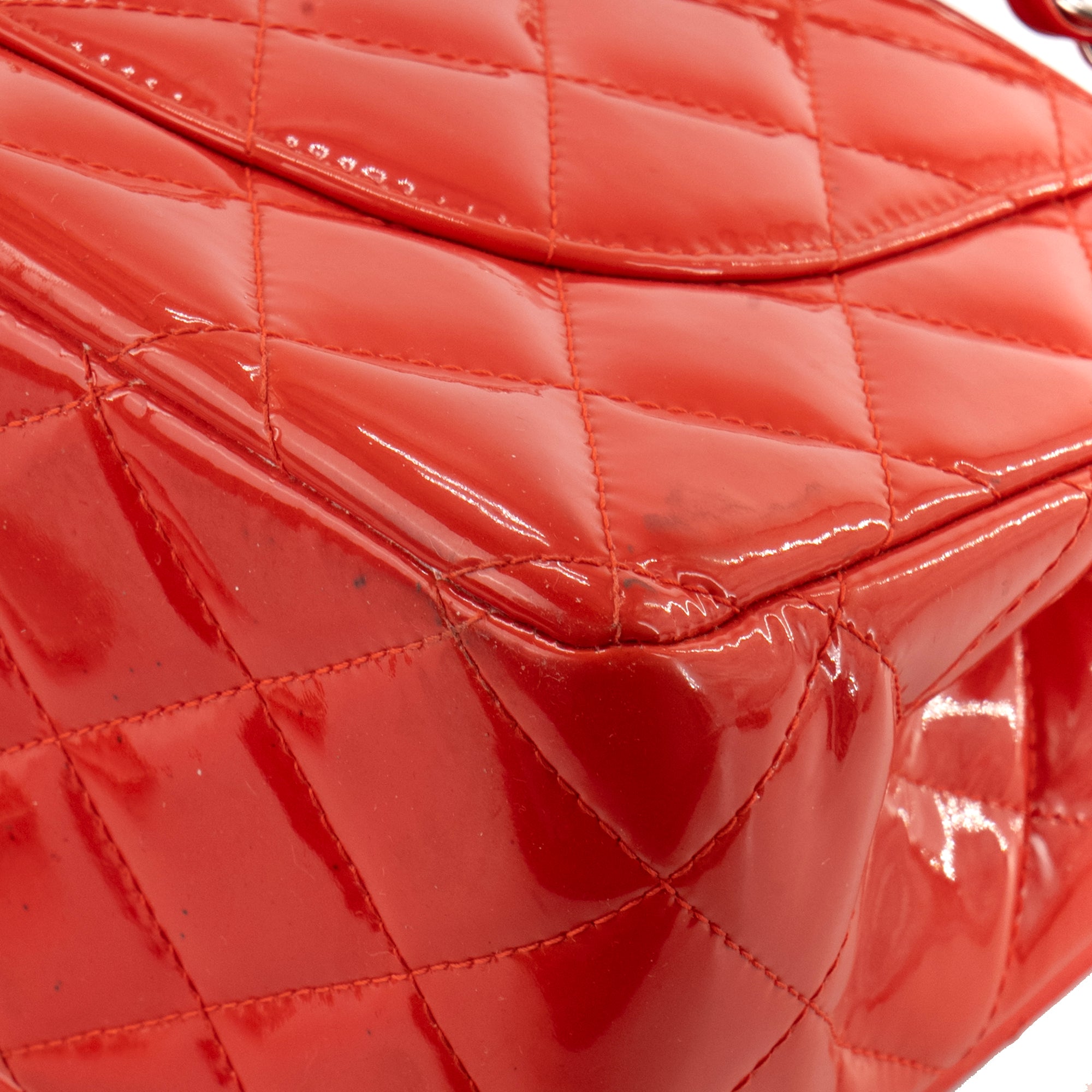 CHANEL - Sac à bandoulière Classique/Timeless Jumbo Chanel en cuir verni rouge