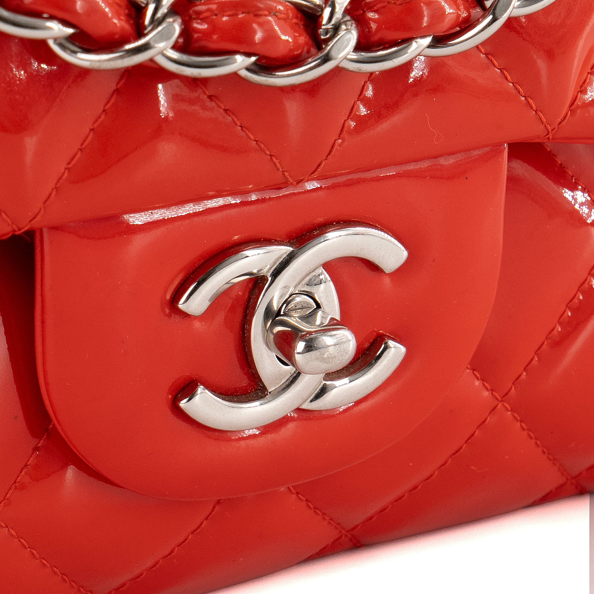 CHANEL - Sac à bandoulière Classique/Timeless Jumbo Chanel en cuir verni rouge