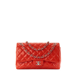 CHANEL - Sac à bandoulière Classique/Timeless Jumbo Chanel en cuir verni rouge