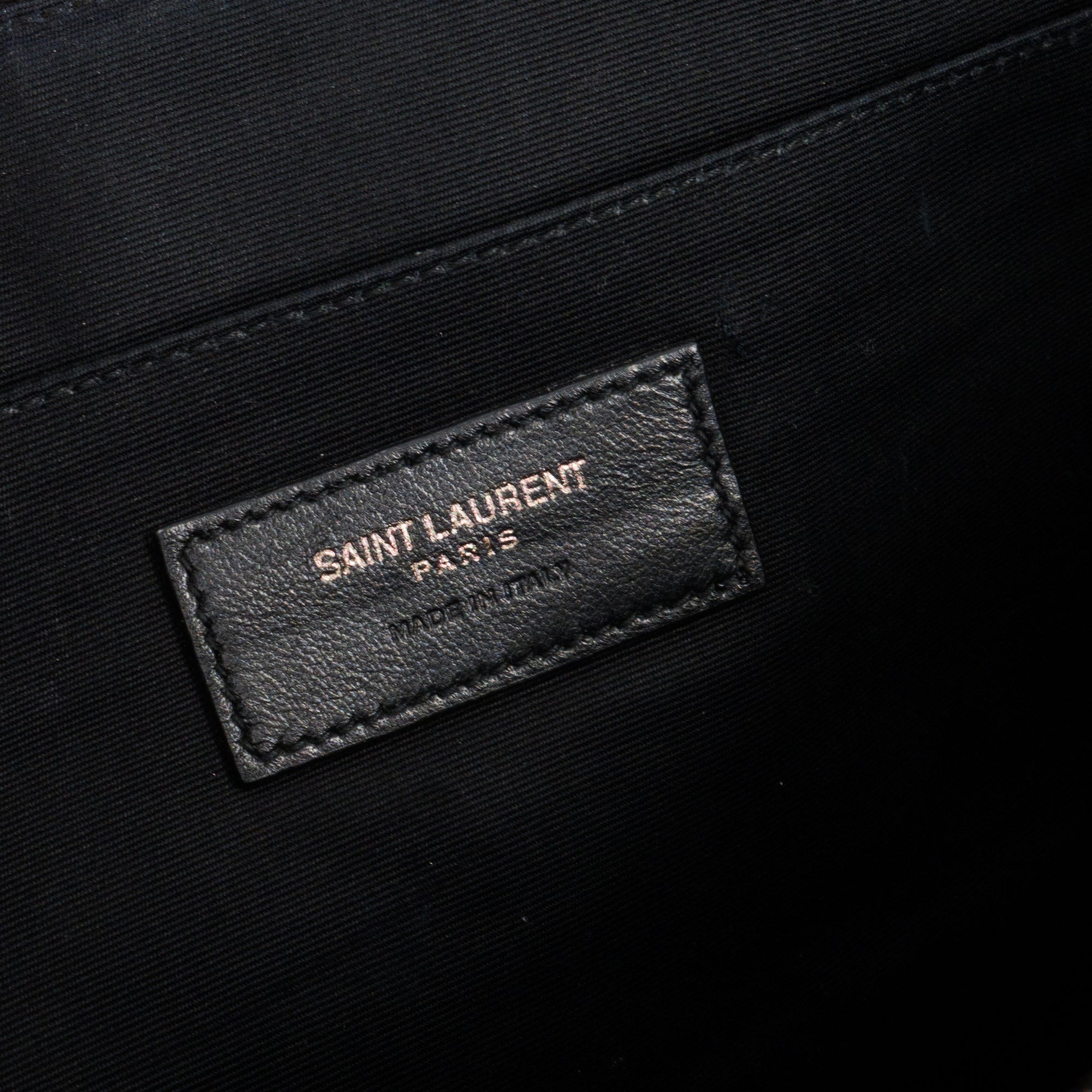 SAINT LAURENT - Pochette Cassandre Saint Laurent en cuir embossé crocodile noir