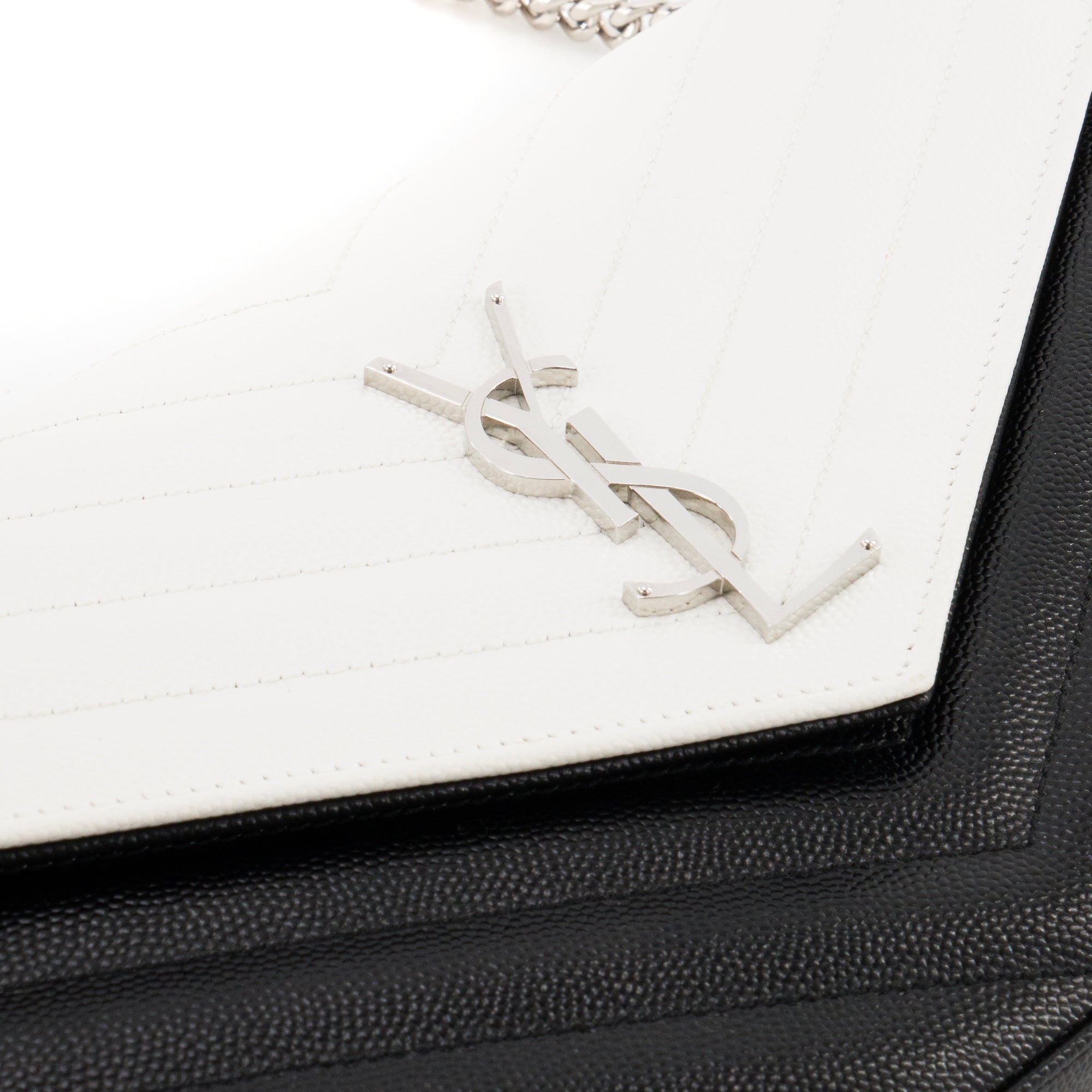 SAINT LAURENT - Sac à bandoulière Cassandre Saint Laurent en cuir bicolore noir et blanc