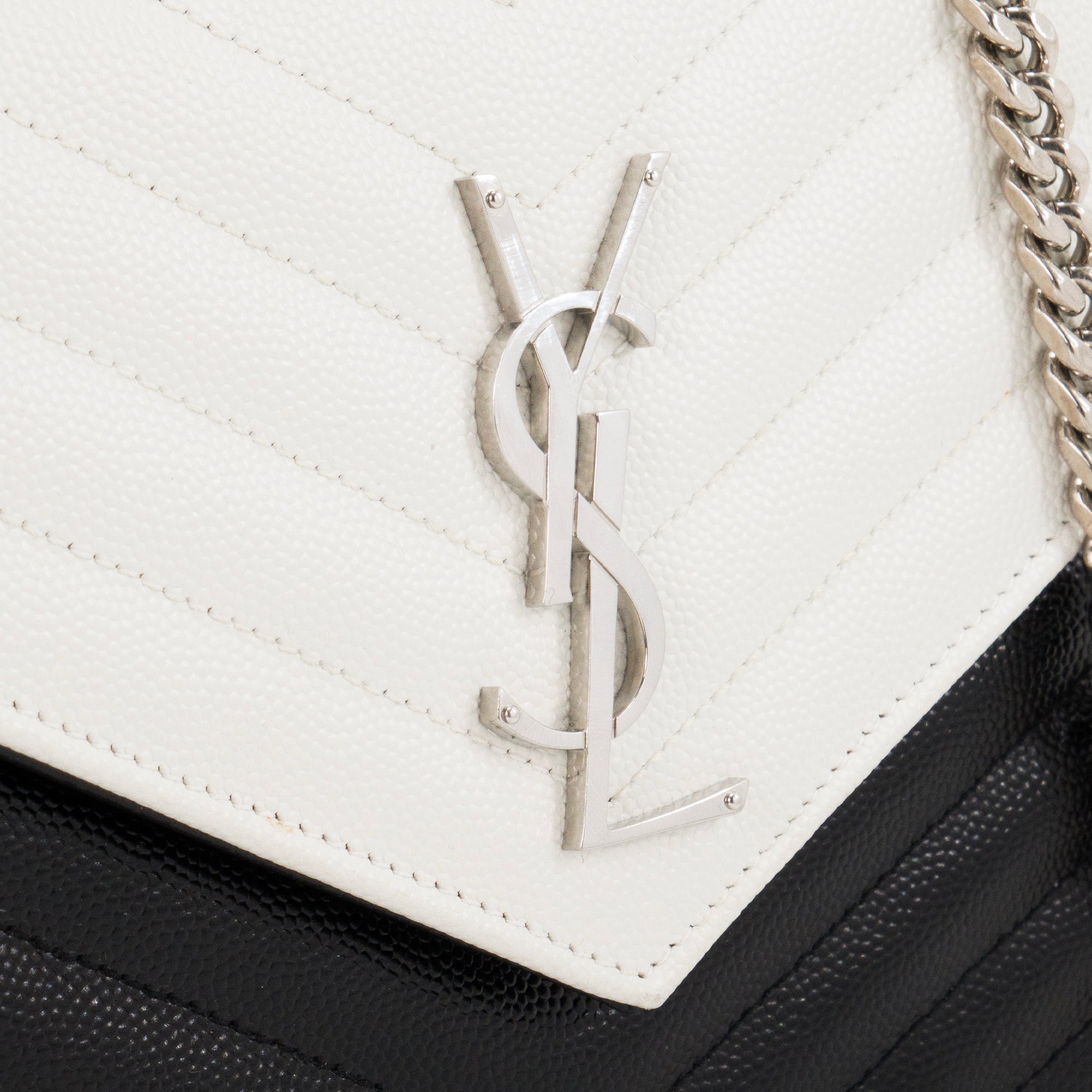 SAINT LAURENT - Sac à bandoulière Cassandre Saint Laurent en cuir bicolore noir et blanc