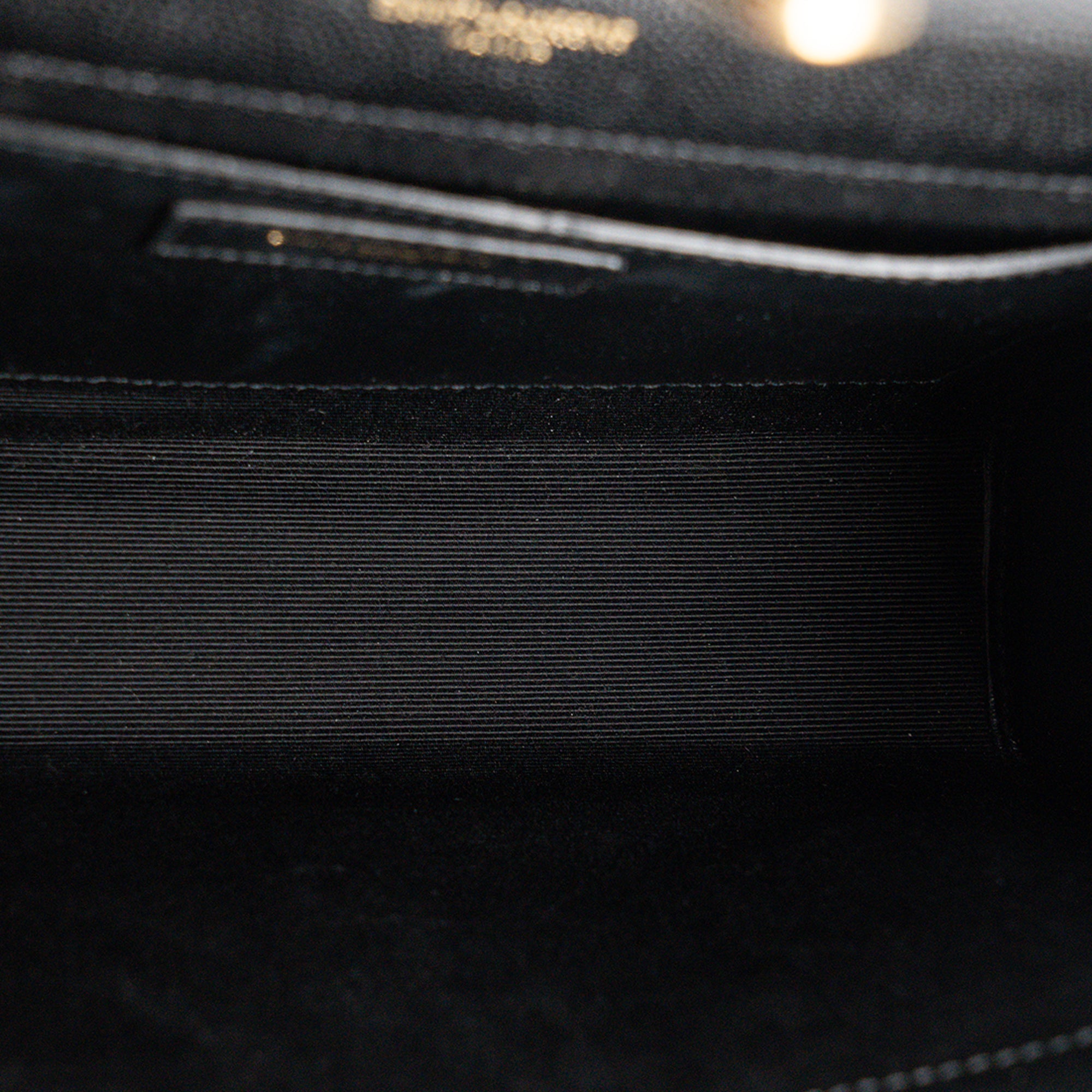 SAINT LAURENT - Sac à bandoulière Envelope Medium Saint Laurent en cuir grainé noir