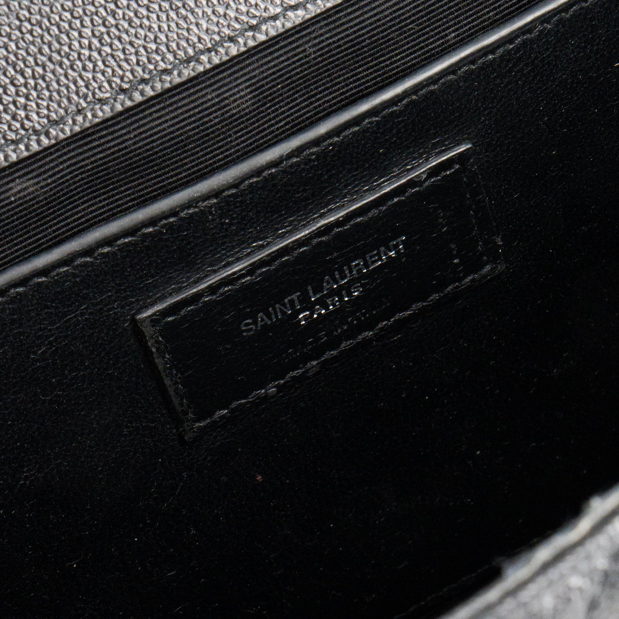 SAINT LAURENT - Sac à bandoulière Envelope MM Saint Laurent en cuir grainé noir