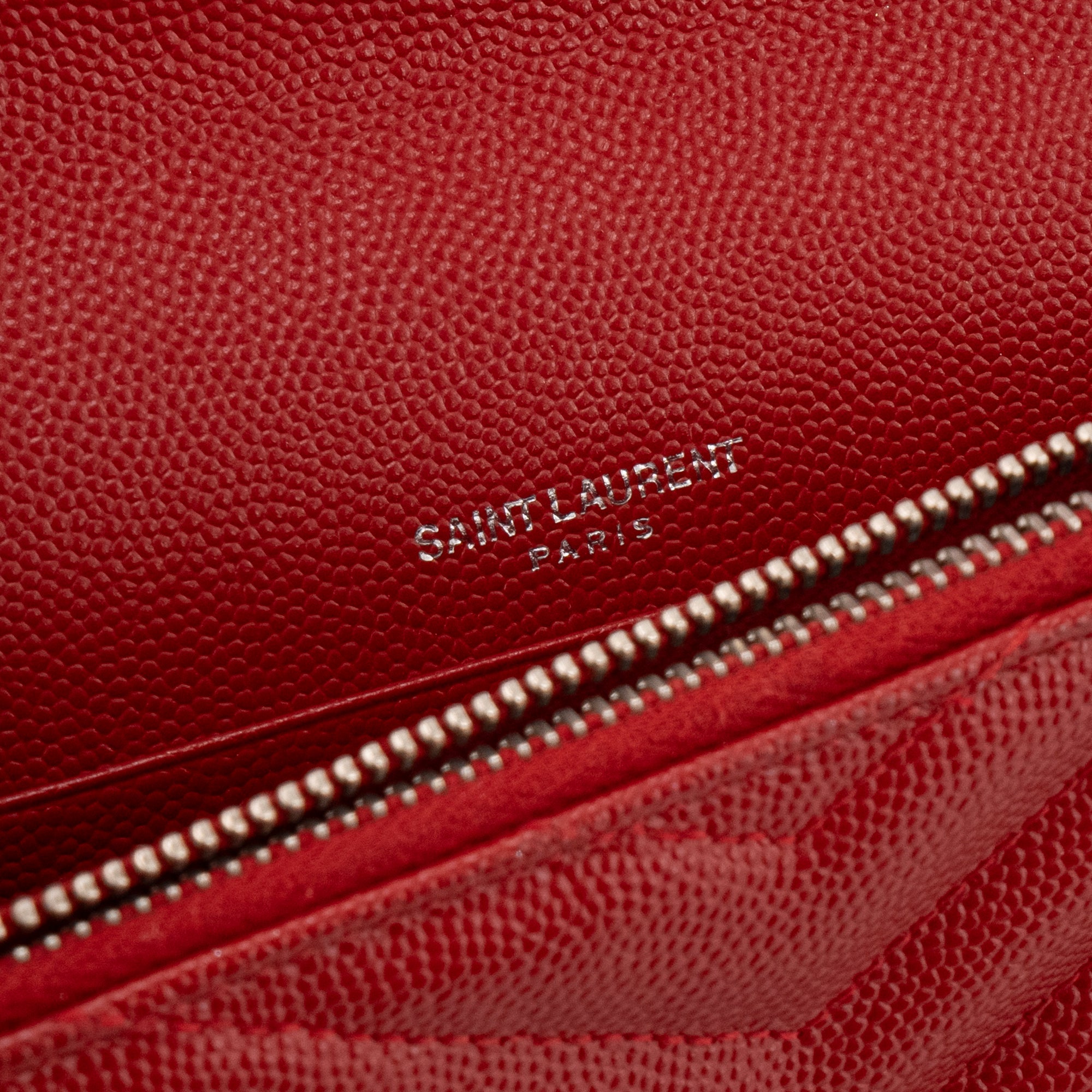 SAINT LAURENT - Sac à bandoulière Enveloppe Cassandre Saint Laurent en cuir grainé rouge