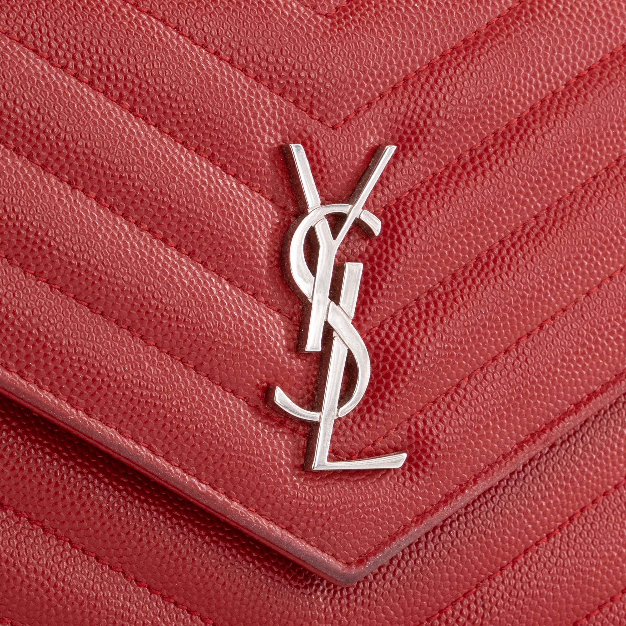SAINT LAURENT - Sac à bandoulière Enveloppe Cassandre Saint Laurent en cuir grainé rouge
