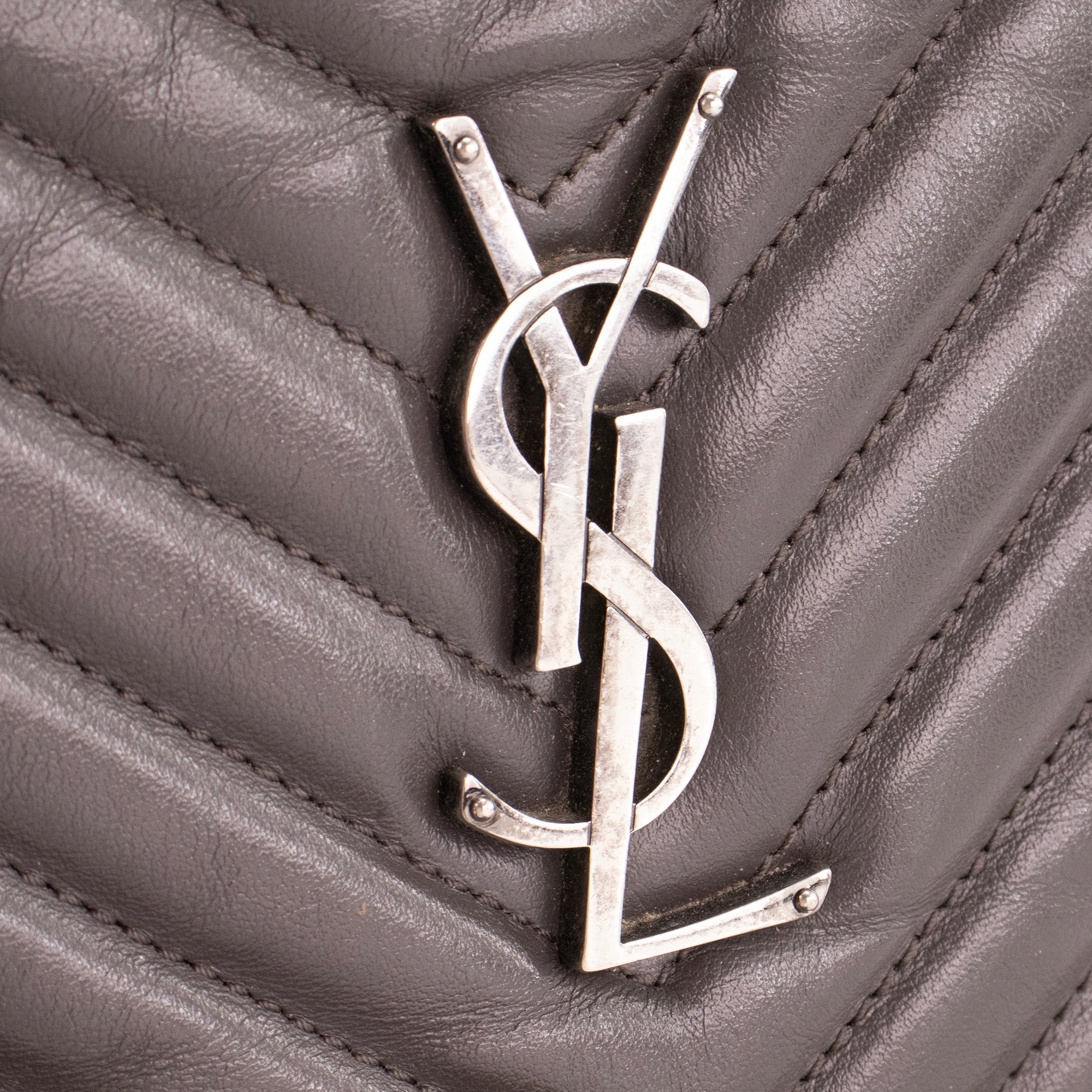 SAINT LAURENT - Sac à bandoulière Lou Saint Laurent en cuir gris