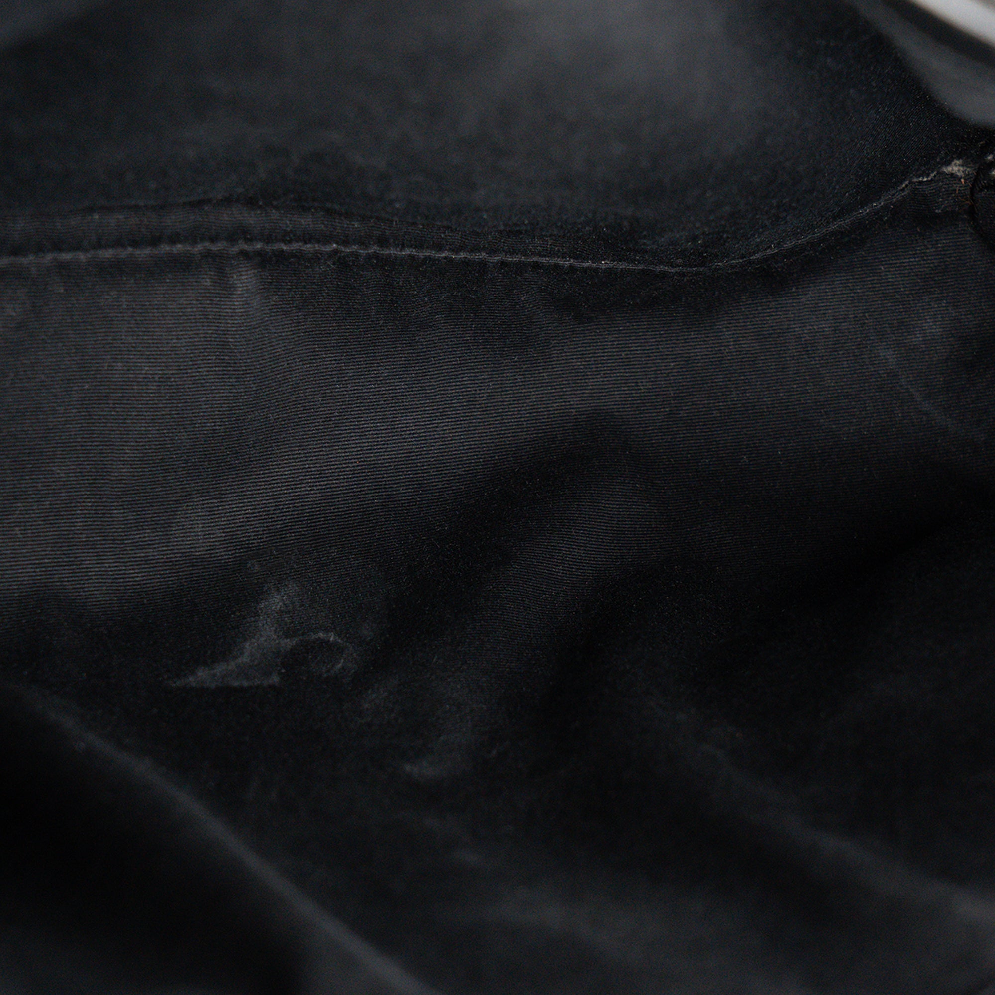 SAINT LAURENT - Sac à bandoulière Loulou GM Saint Laurent en cuir lisse noir