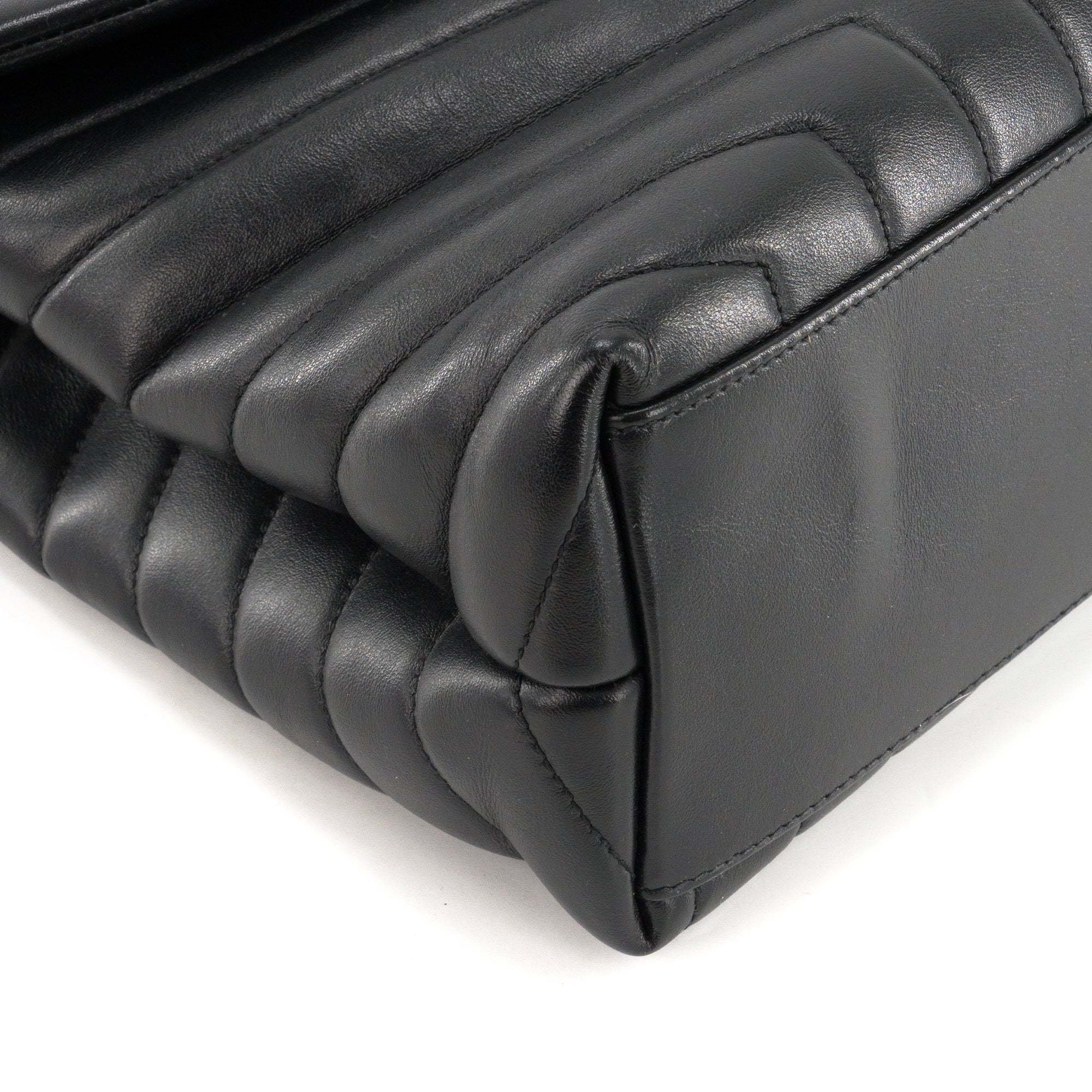SAINT LAURENT - Sac à bandoulière Loulou Medium Saint Laurent en cuir lisse noir
