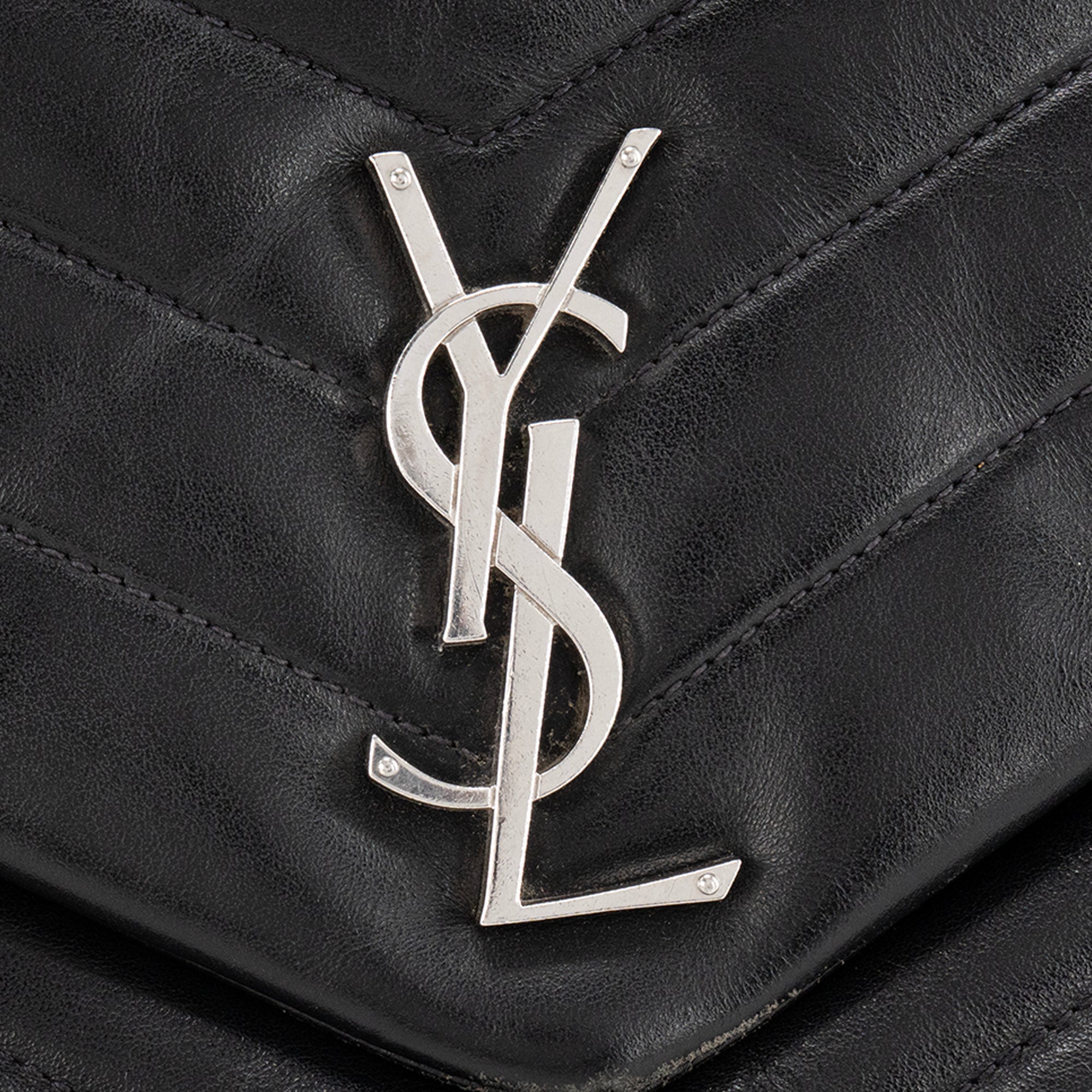 SAINT LAURENT - Sac à bandoulière Loulou Medium Saint Laurent en cuir lisse noir