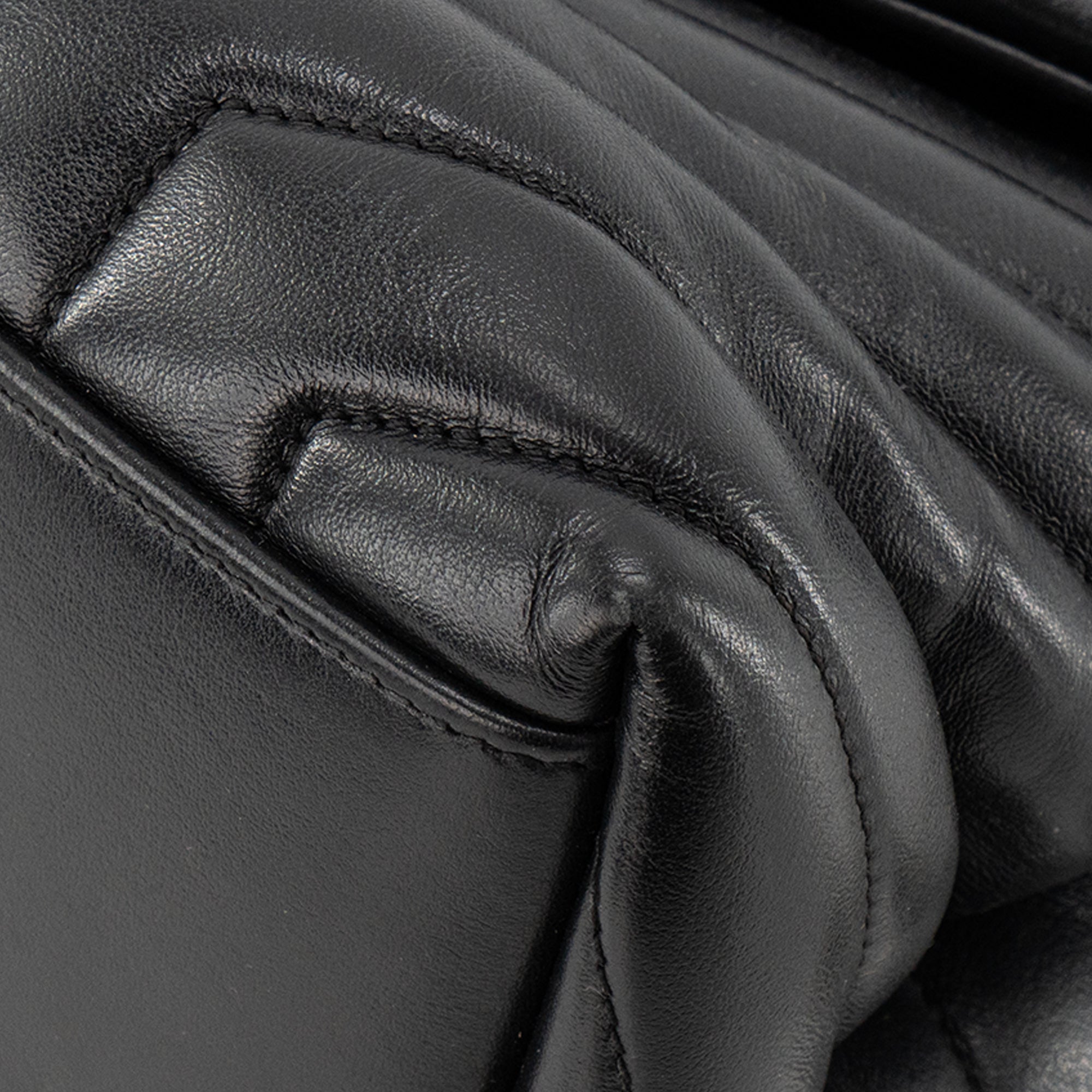 SAINT LAURENT - Sac à bandoulière Loulou Medium Saint Laurent en cuir lisse noir