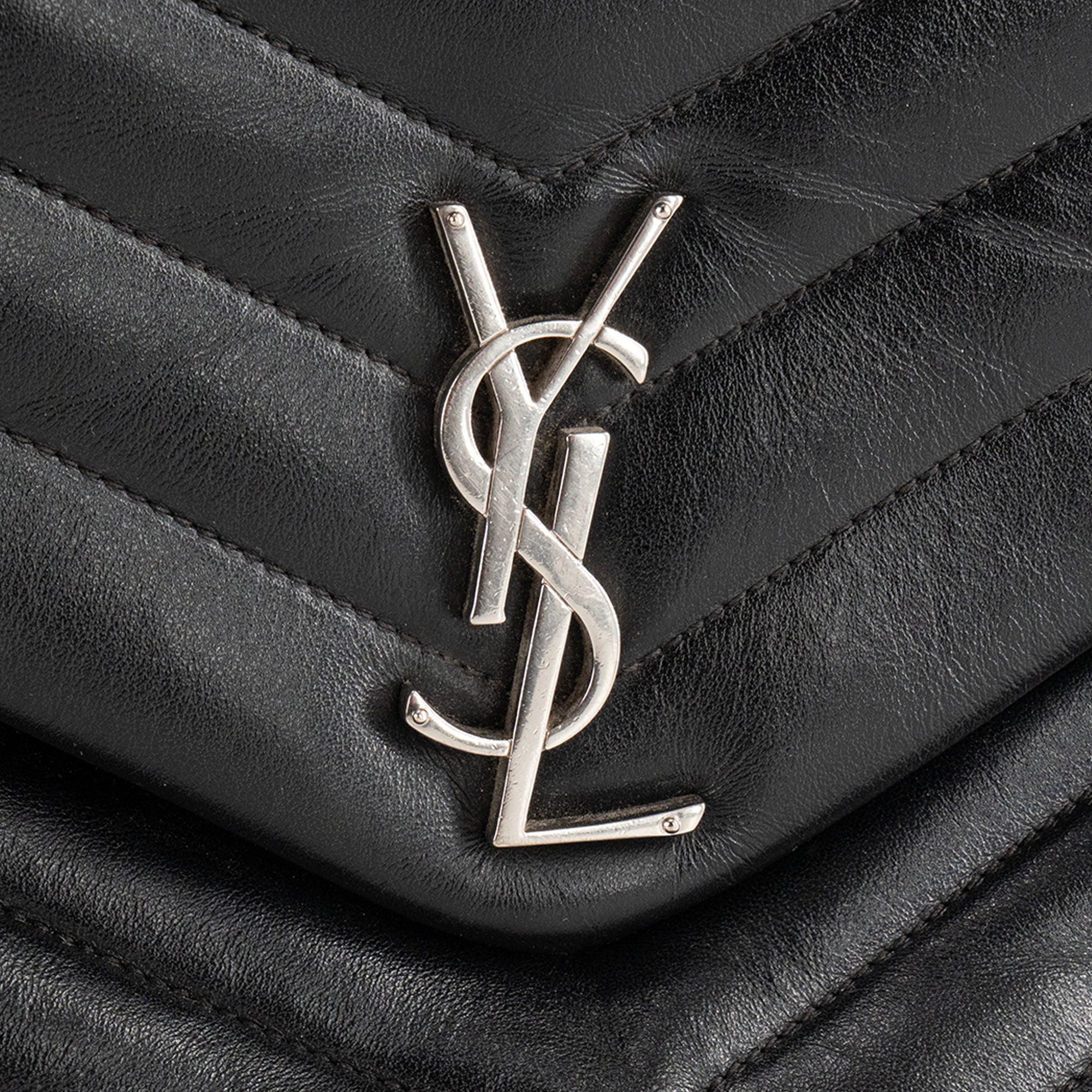 SAINT LAURENT - Sac à bandoulière Loulou Medium Saint Laurent en cuir lisse noir