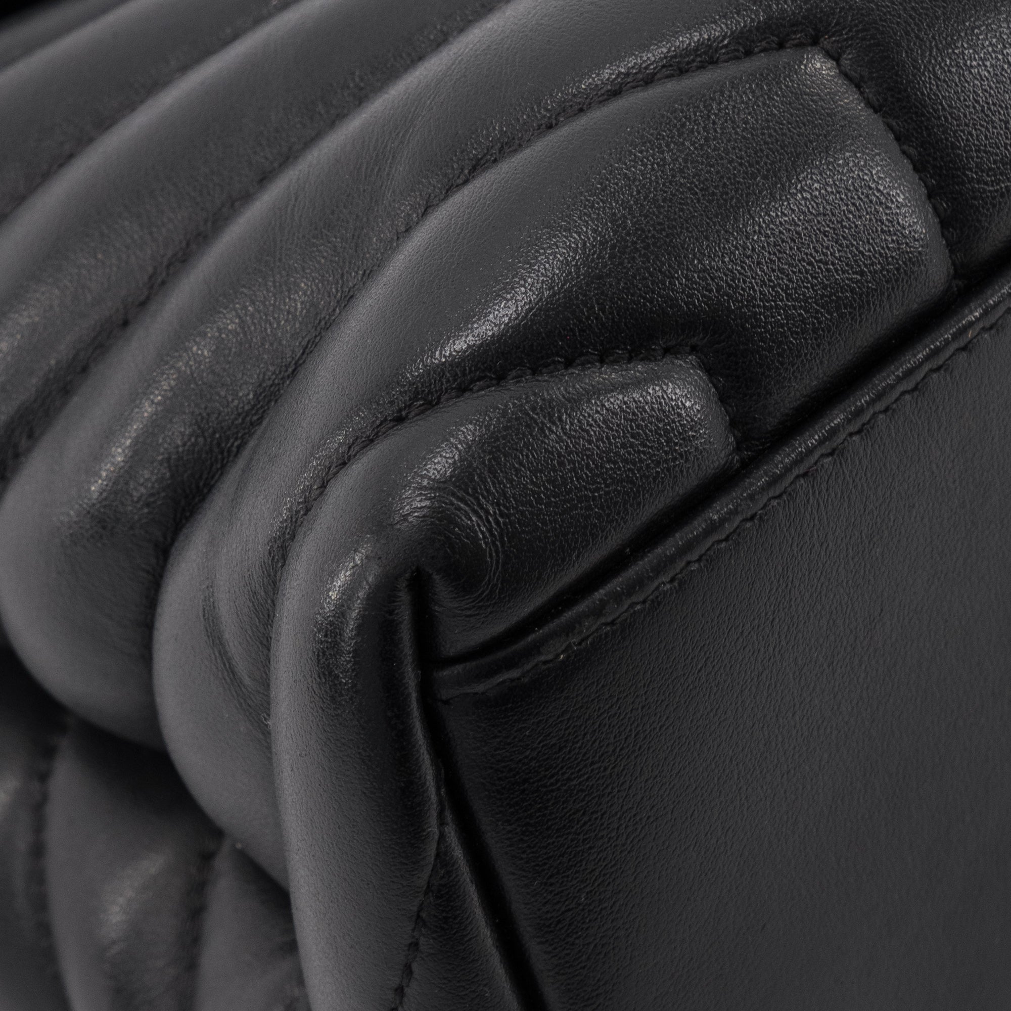 SAINT LAURENT - Sac à bandoulière Loulou medium Saint Laurent en cuir lisse noir full black