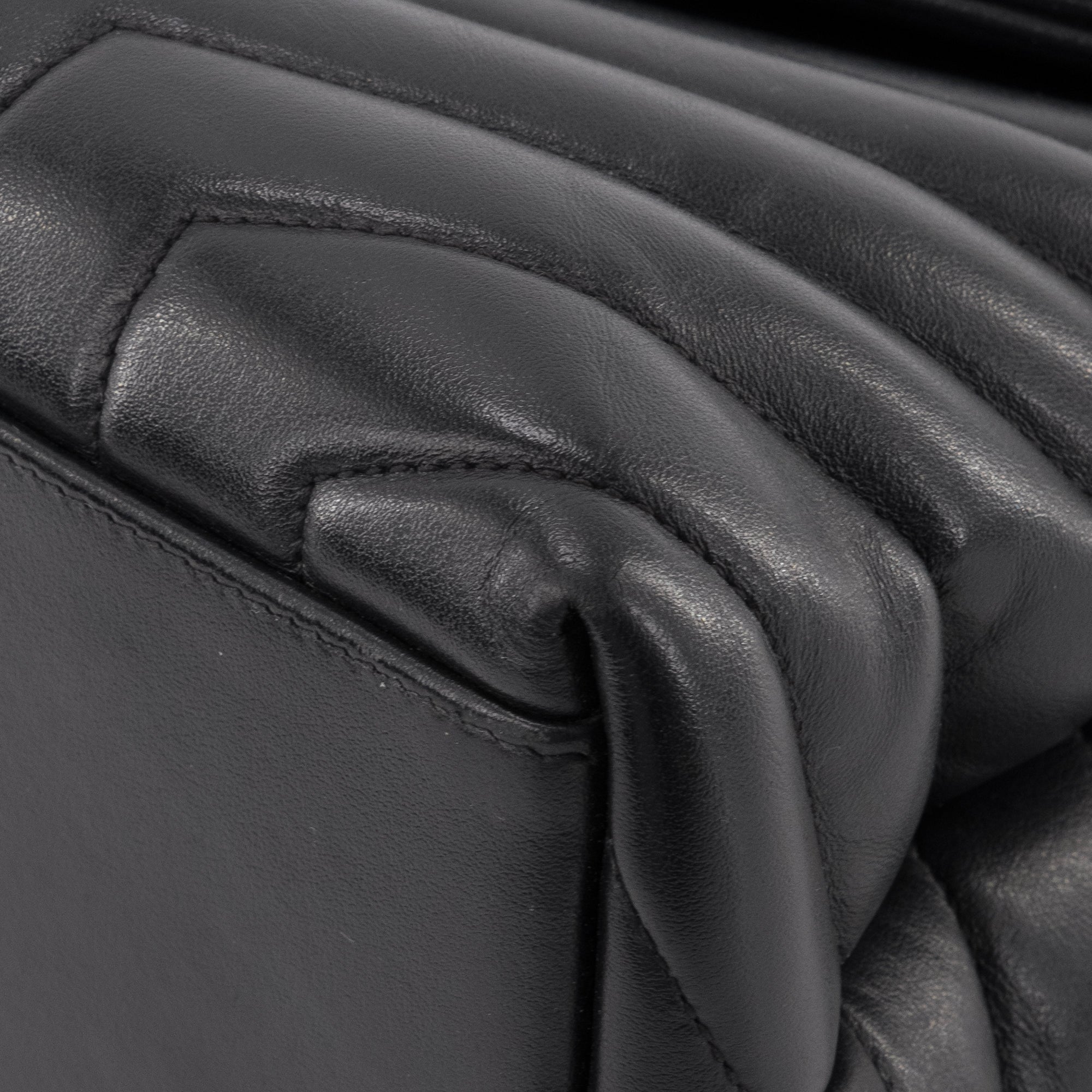 SAINT LAURENT - Sac à bandoulière Loulou medium Saint Laurent en cuir lisse noir full black