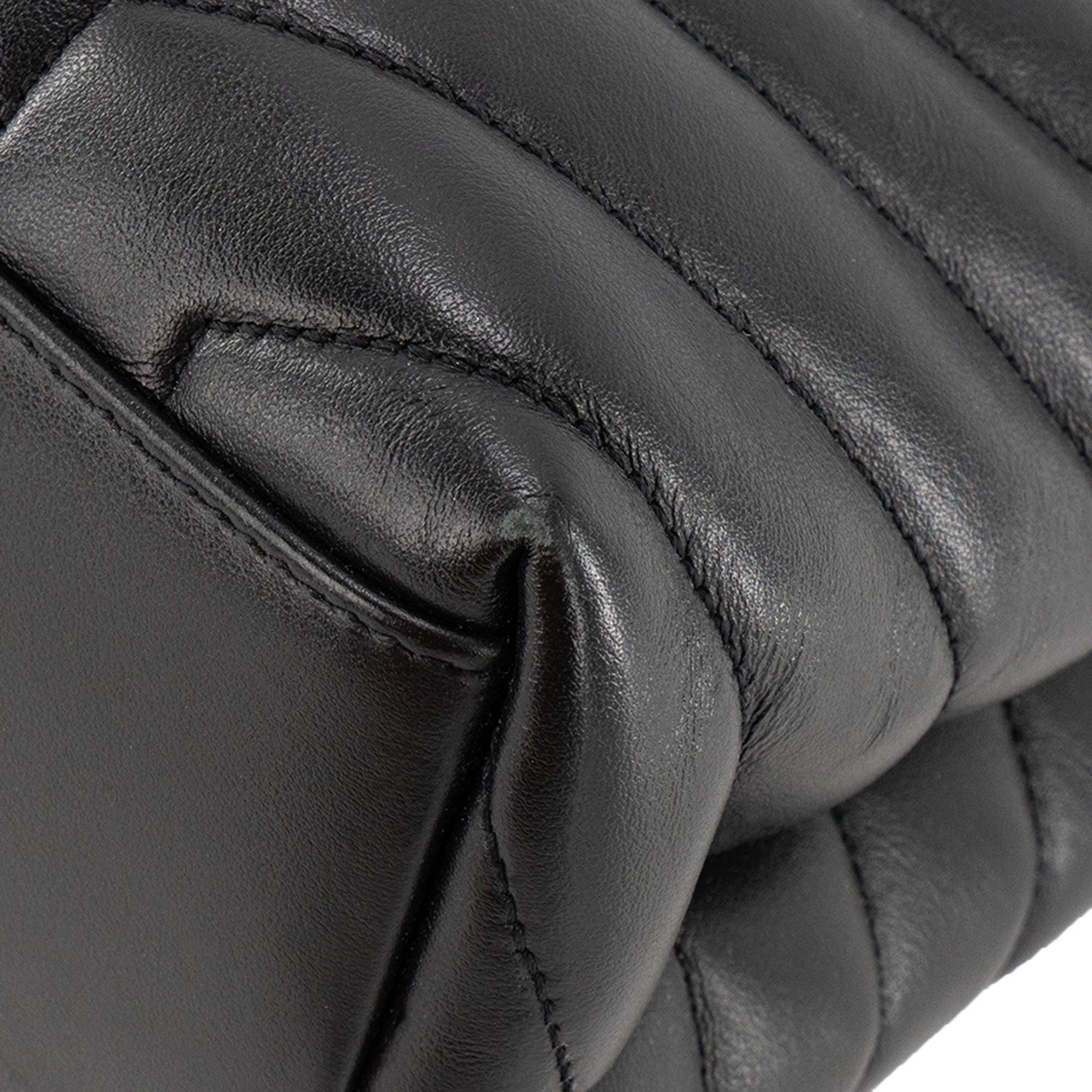 SAINT LAURENT - Sac à bandoulière Loulou Medium Saint Laurent en cuir noir