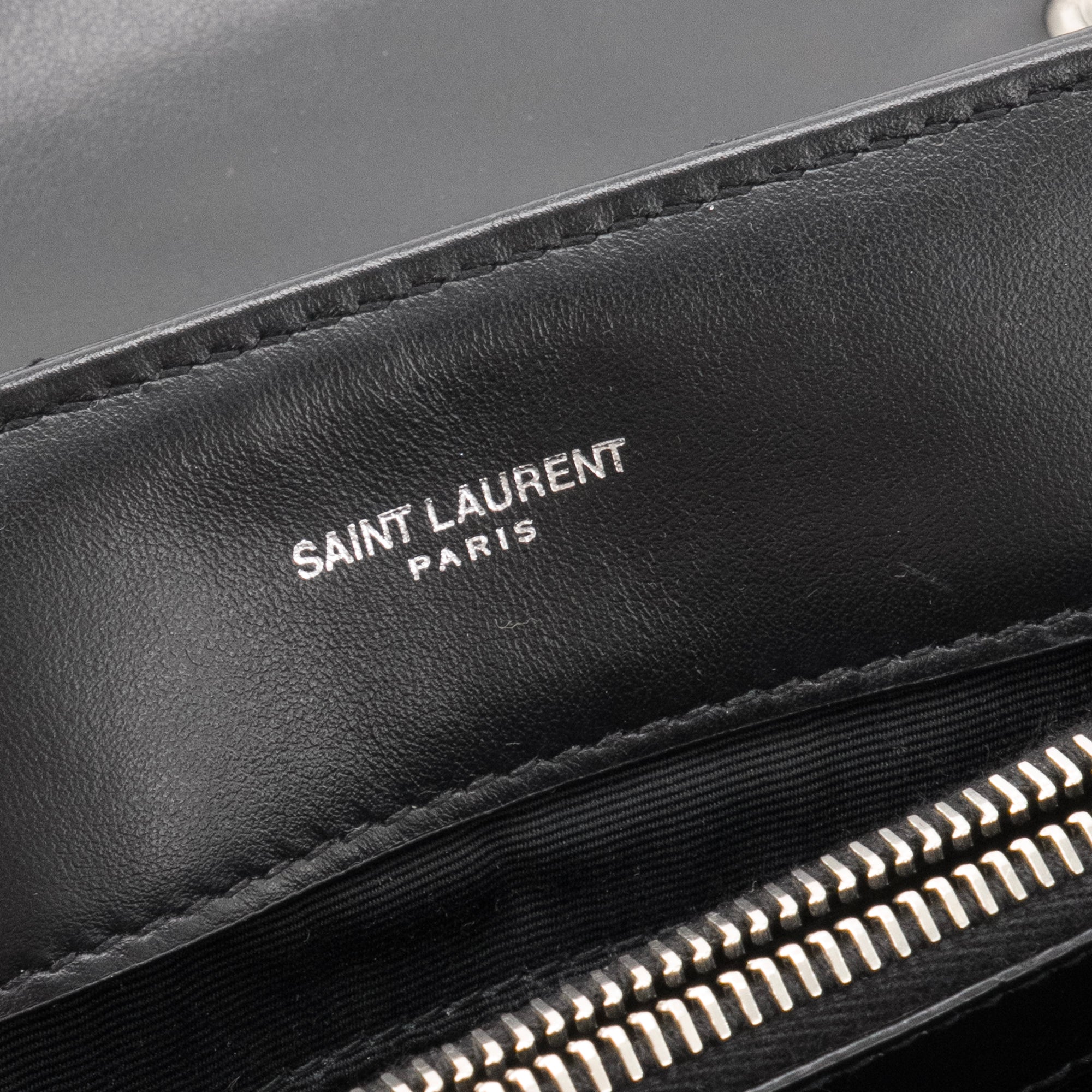 SAINT LAURENT - Sac à bandoulière Loulou Medium Saint Laurent en cuir noir