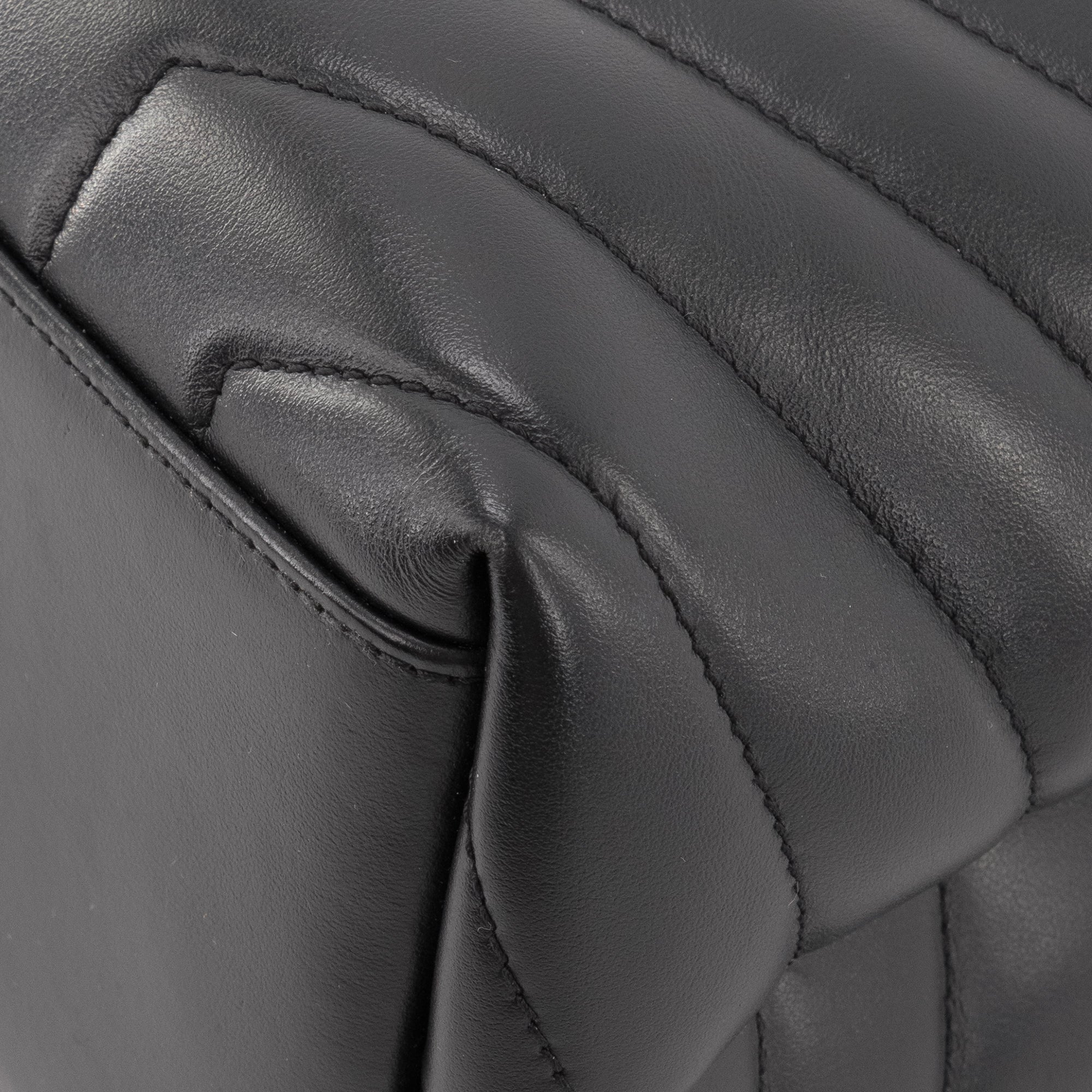 SAINT LAURENT - Sac à bandoulière Loulou Medium Saint Laurent en cuir noir