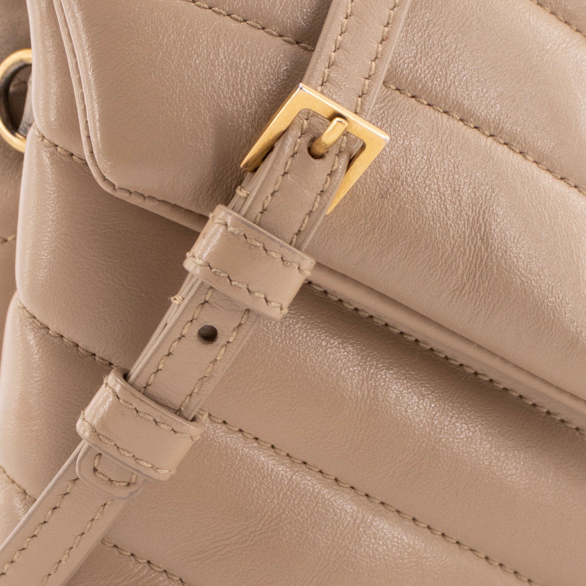 SAINT LAURENT - Sac à bandoulière Loulou Toy Saint Laurent en cuir chevron beige