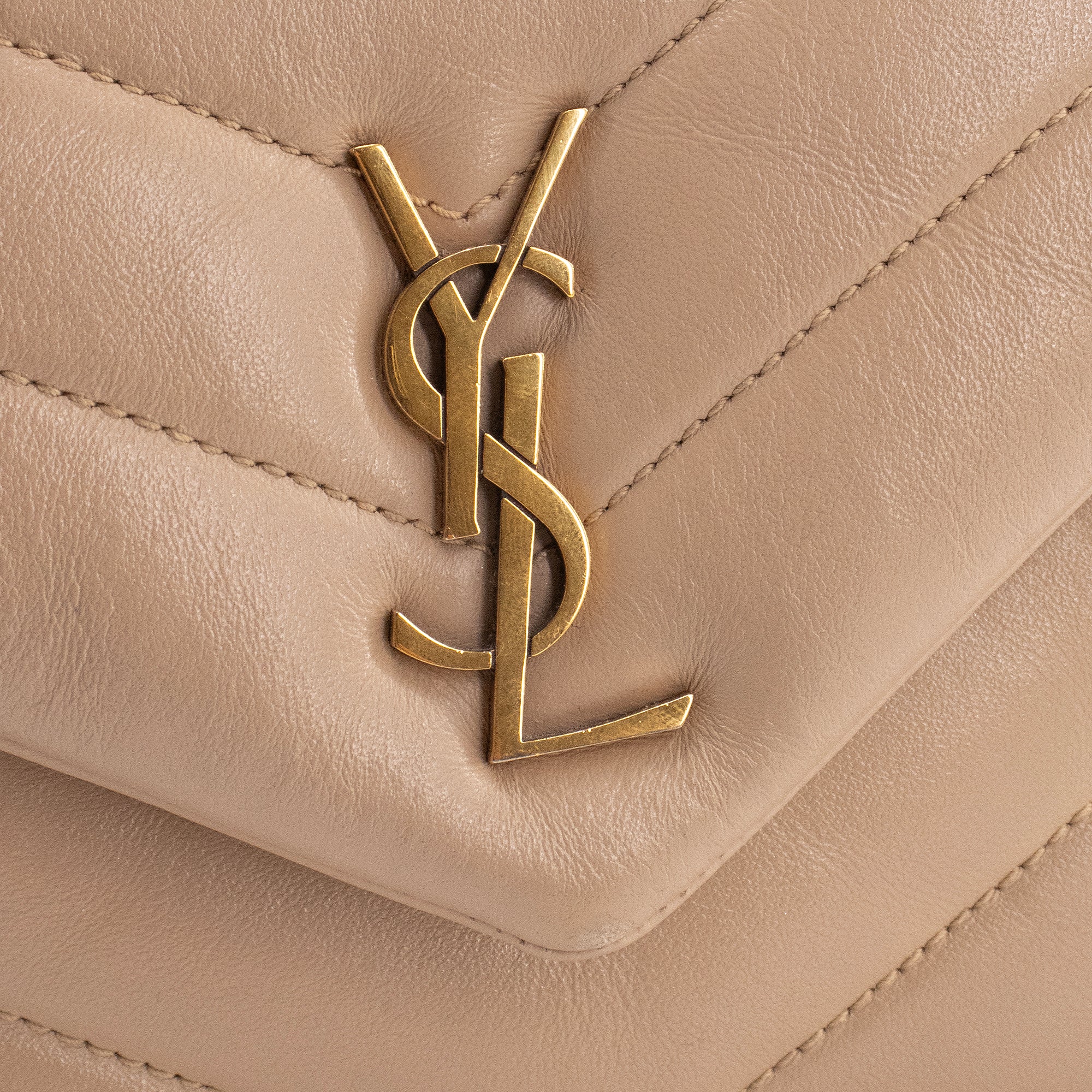 SAINT LAURENT - Sac à bandoulière Loulou Toy Saint Laurent en cuir chevron beige