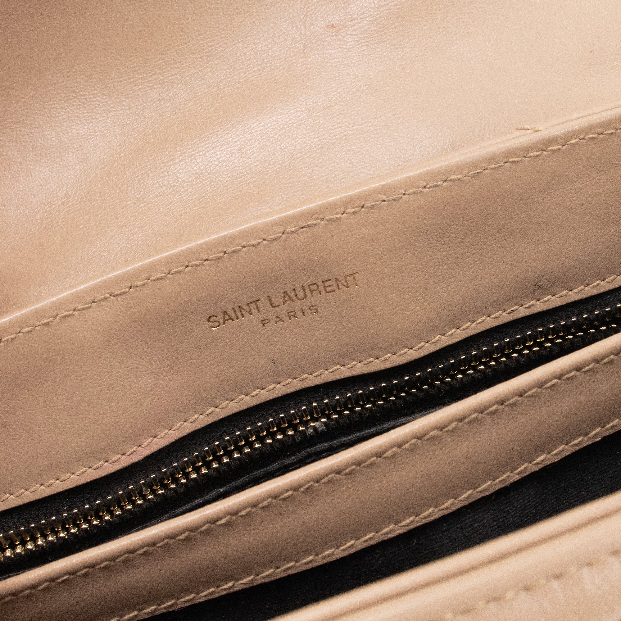 SAINT LAURENT - Sac à bandoulière Loulou Toy Saint Laurent en cuir chevron beige