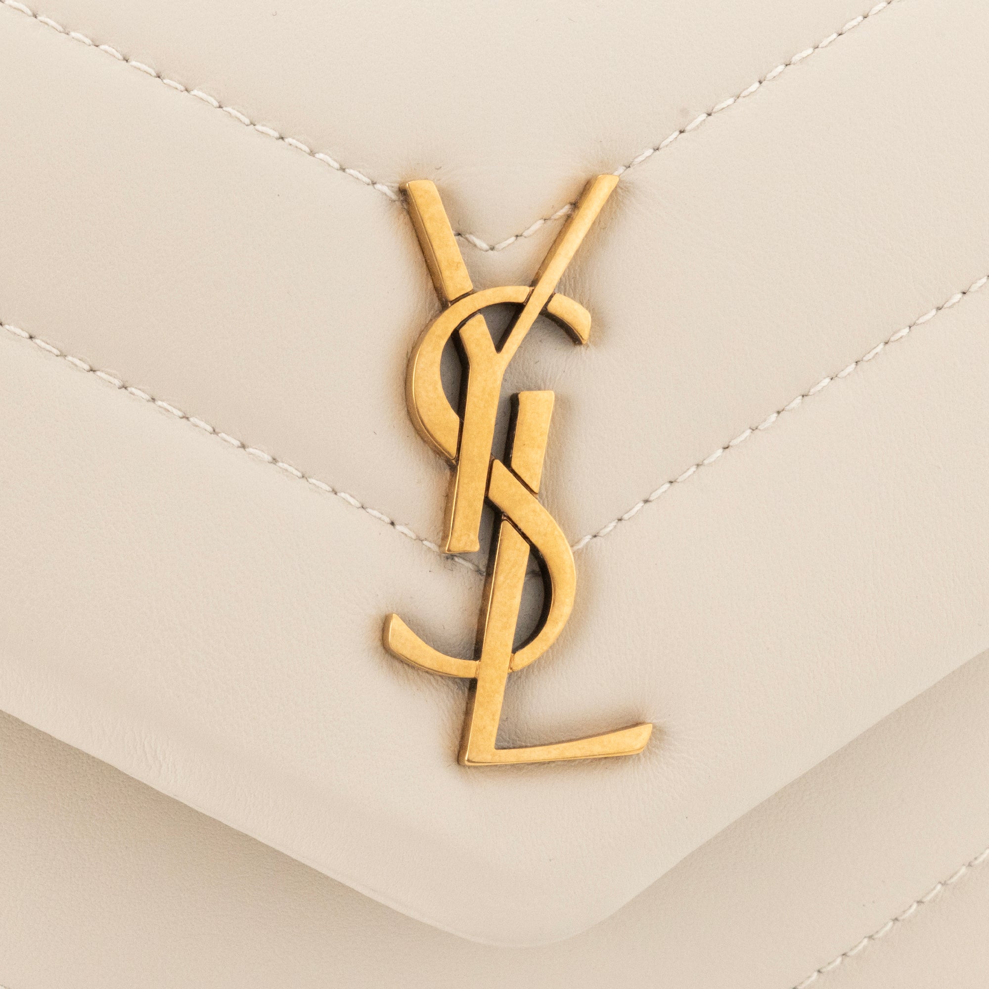 SAINT LAURENT - Sac à bandoulière Loulou Toy Saint Laurent en cuir lisse beige