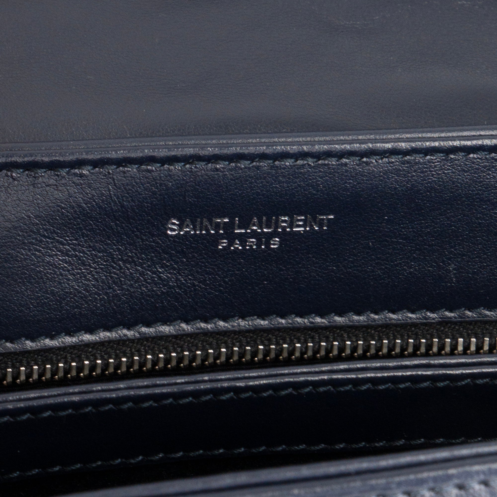 SAINT LAURENT - Sac à bandoulière Loulou Toy Saint Laurent en cuir lisse bleu marine