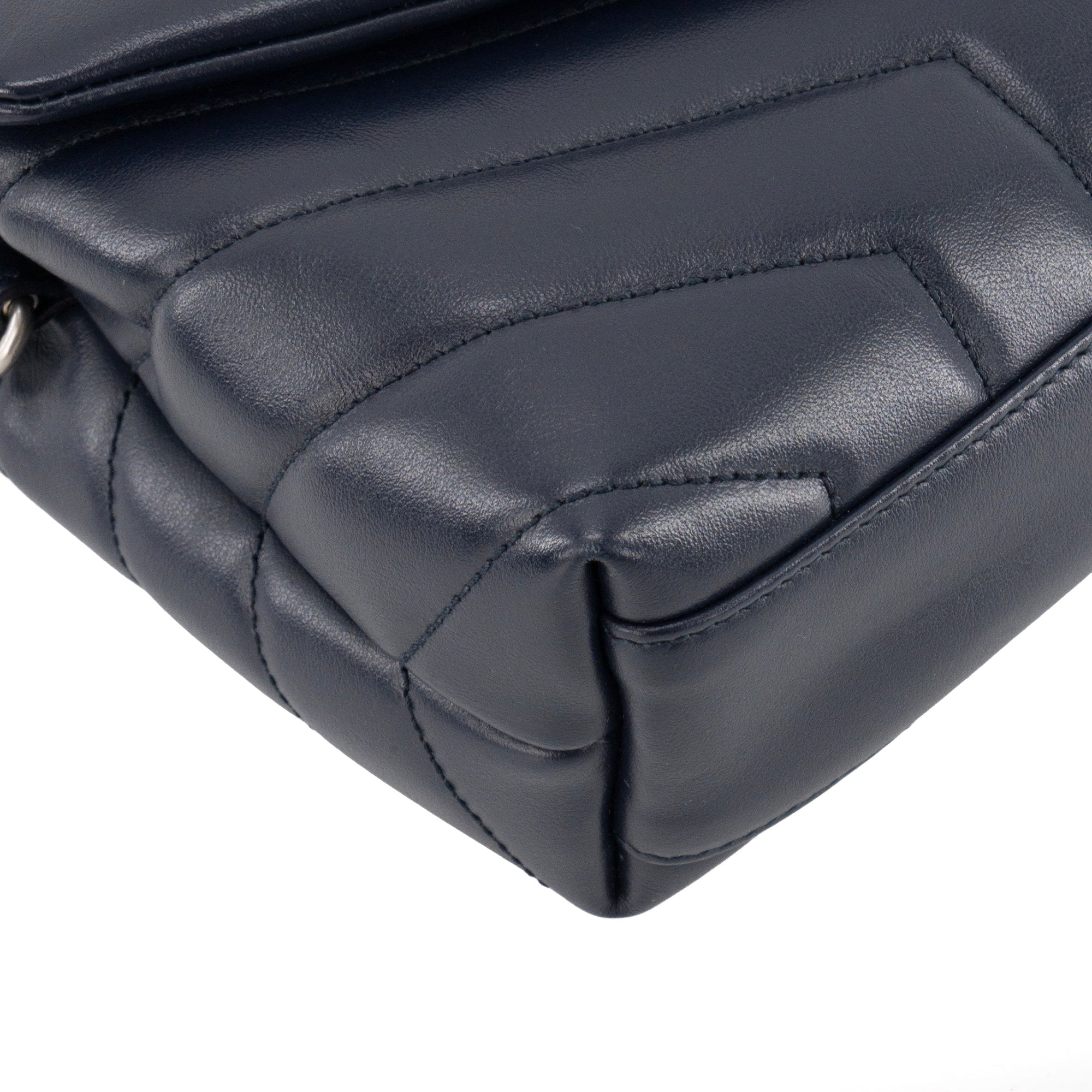 SAINT LAURENT - Sac à bandoulière Loulou Toy Saint Laurent en cuir lisse bleu marine