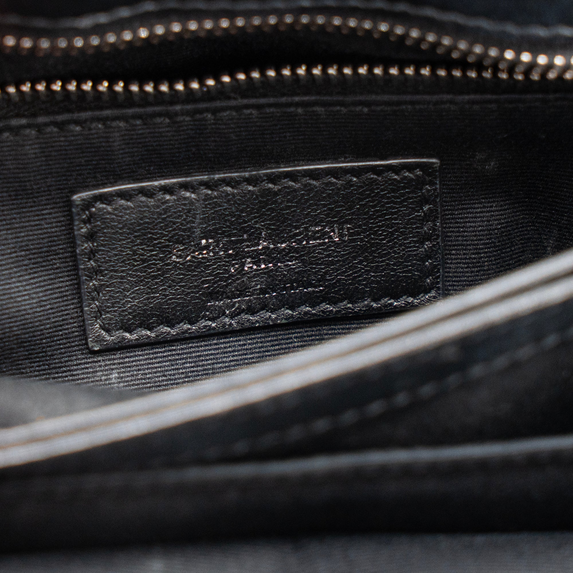 SAINT LAURENT - Sac à bandoulière Loulou Toy Saint Laurent en cuir lisse noir