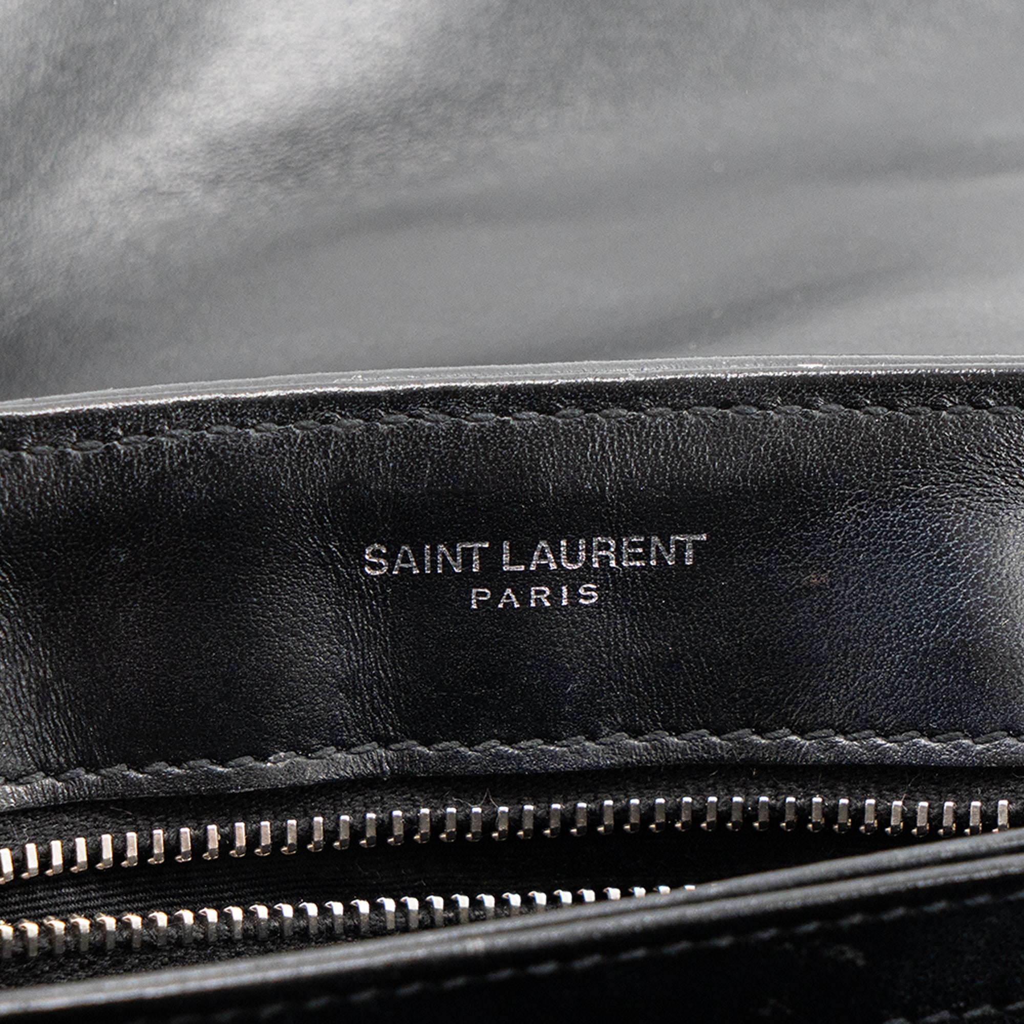 SAINT LAURENT - Sac à bandoulière Loulou Toy Saint Laurent en cuir lisse noir