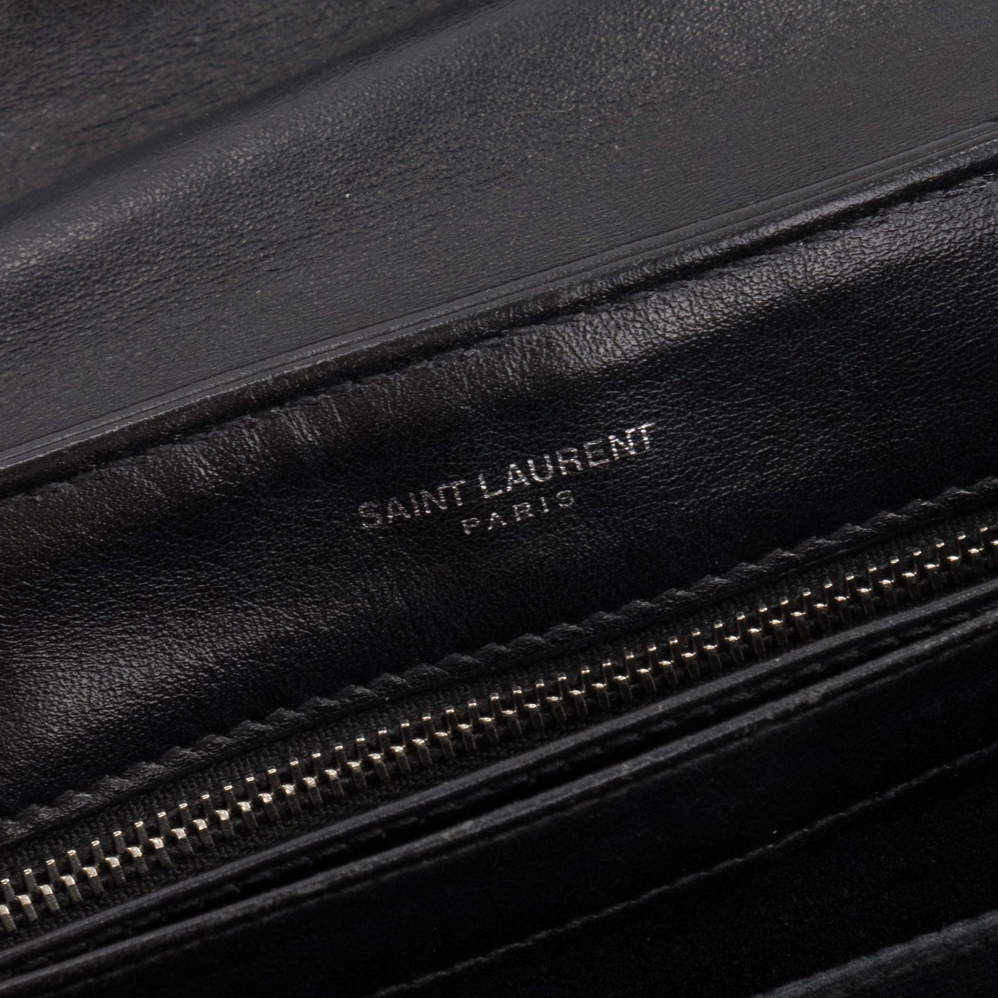 SAINT LAURENT - Sac à bandoulière Loulou Toy Saint Laurent en cuir lisse noir
