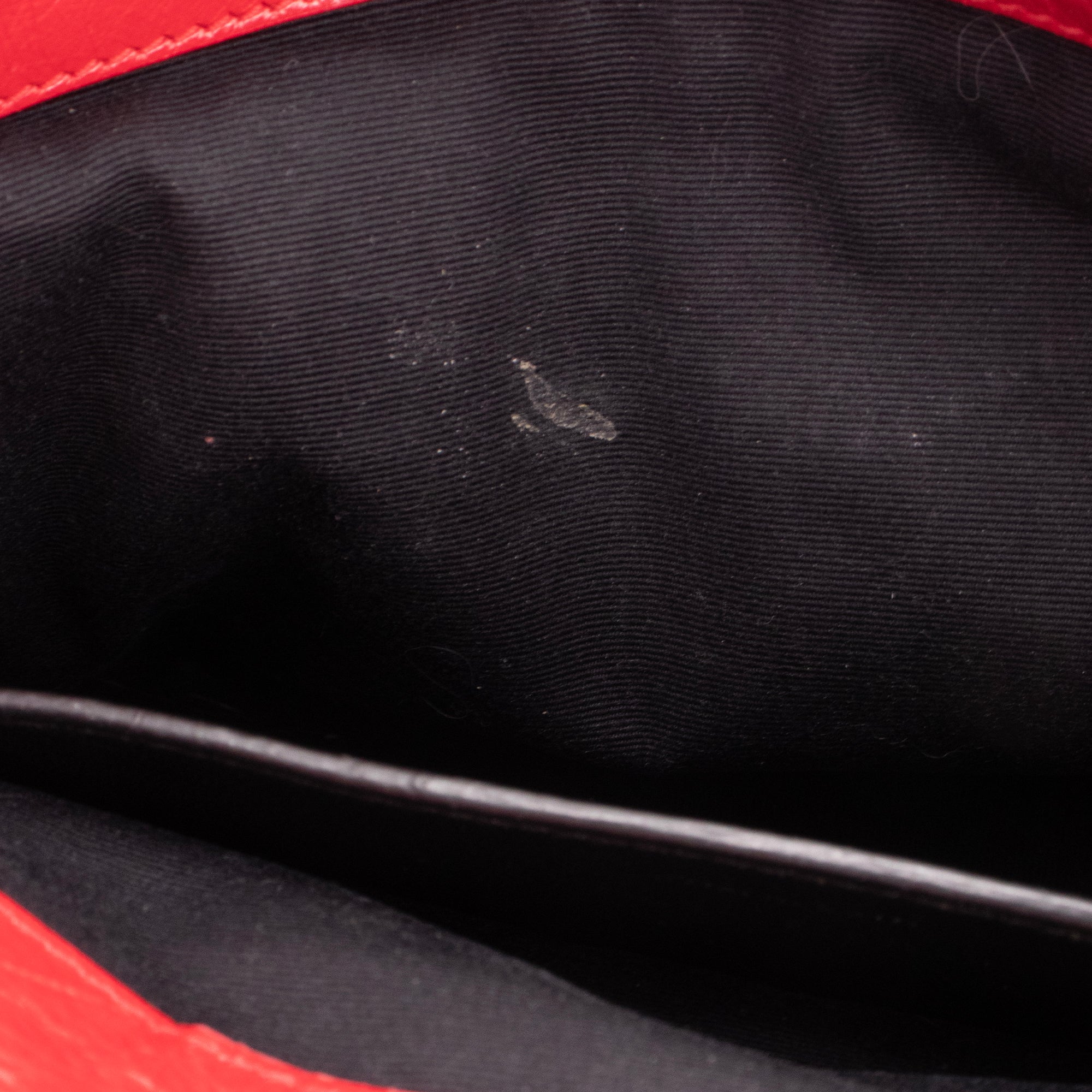 SAINT LAURENT - Sac à bandoulière Niki baby Saint Laurent en cuir froissé rouge