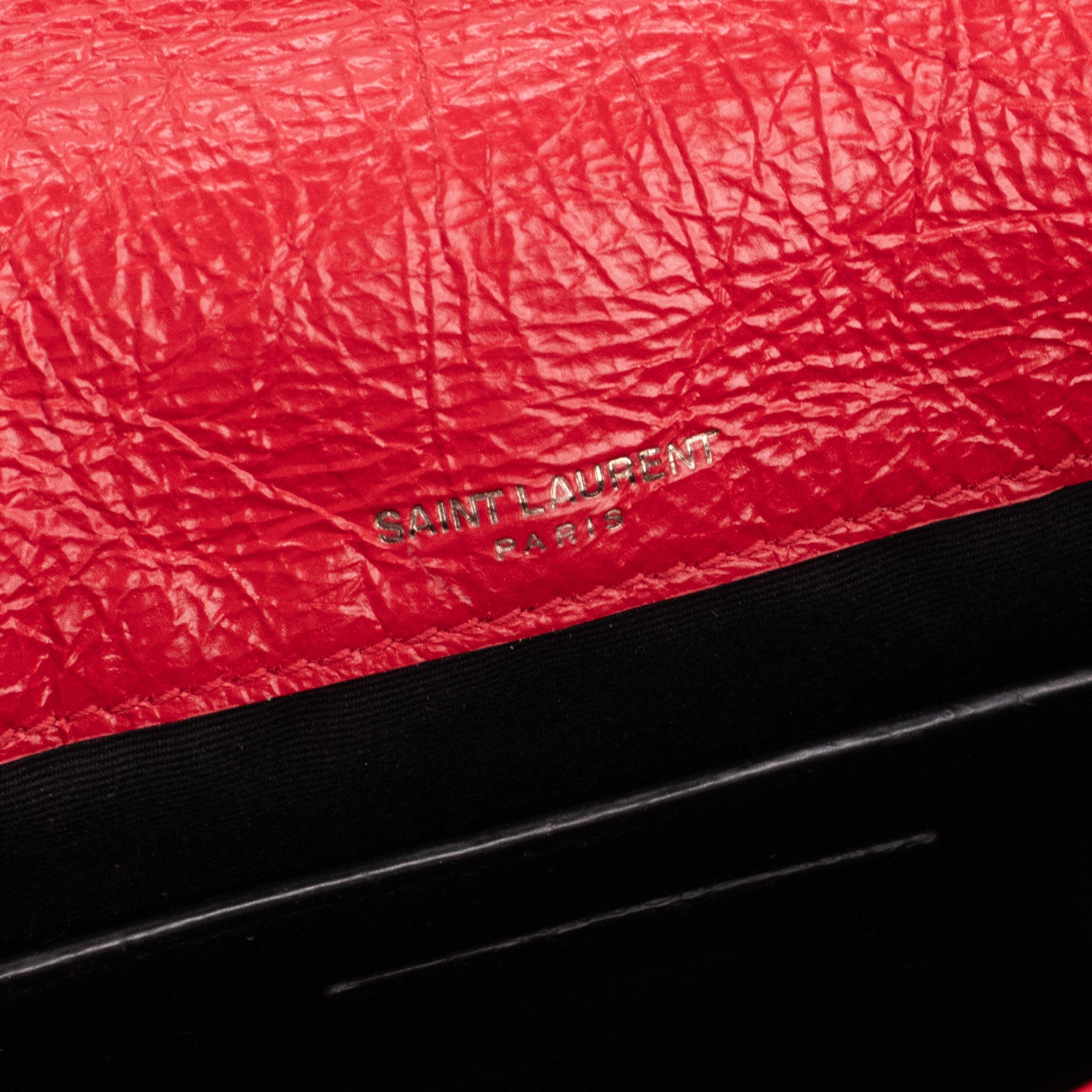 SAINT LAURENT - Sac à bandoulière Niki baby Saint Laurent en cuir froissé rouge