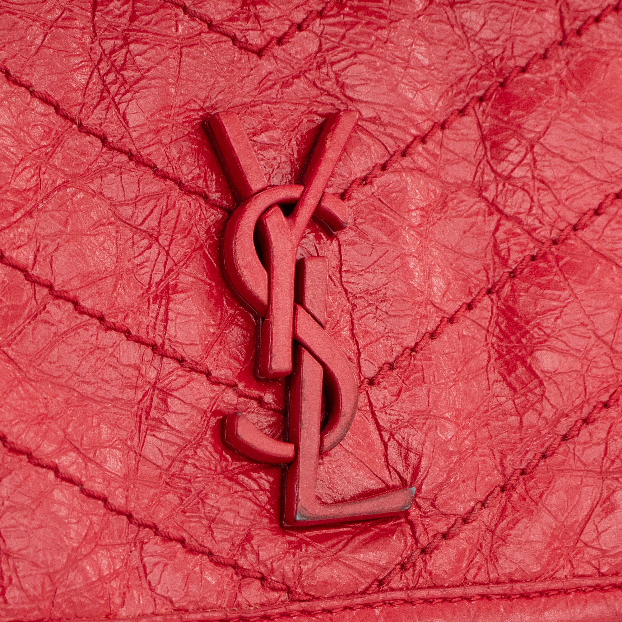 SAINT LAURENT - Sac à bandoulière Niki baby Saint Laurent en cuir froissé rouge