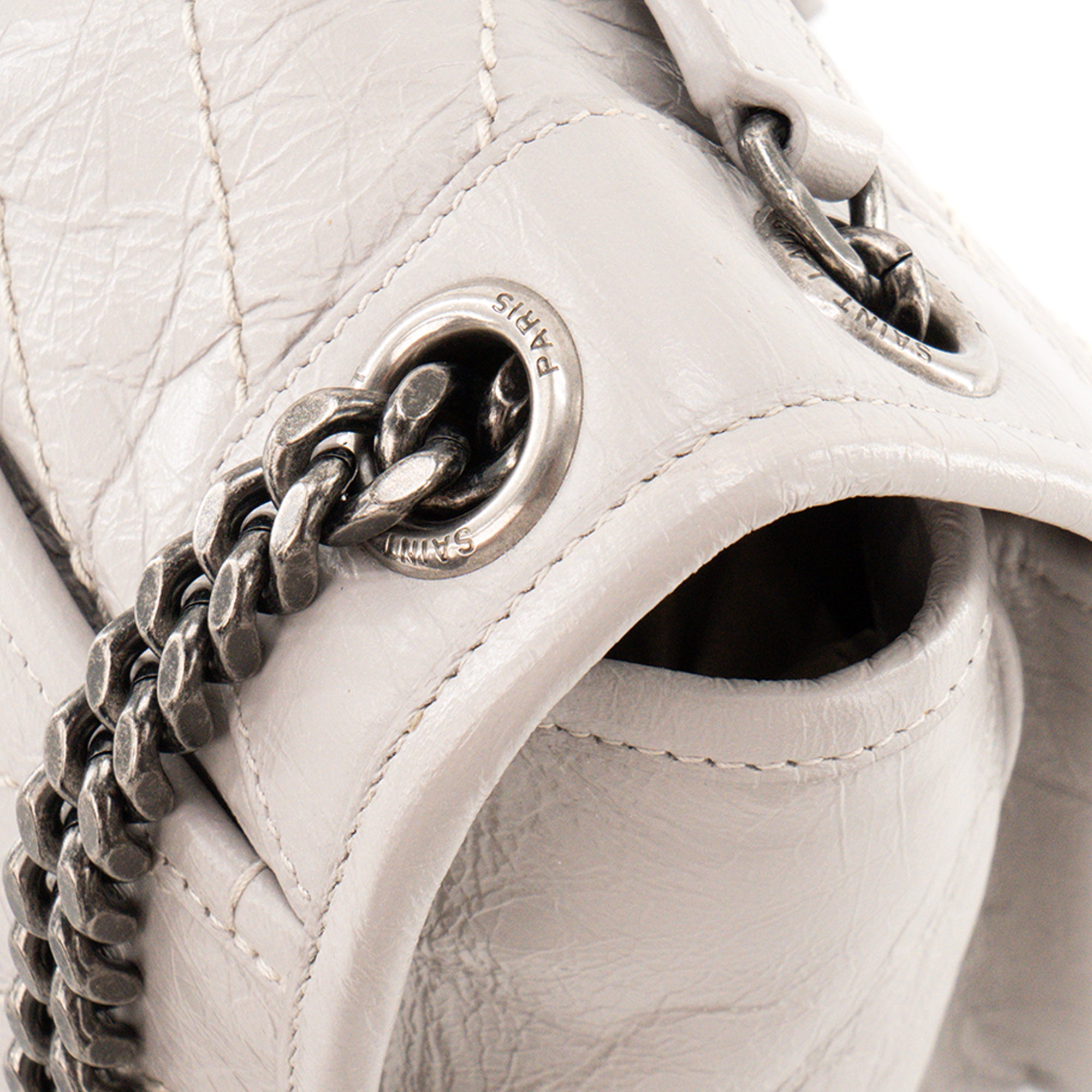 SAINT LAURENT - Sac a bandoulière Nikki Medium Saint Laurent en cuir froissé gris