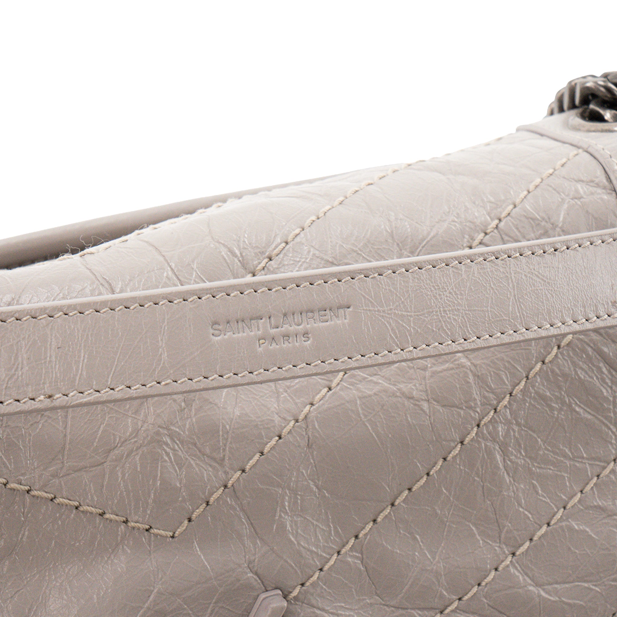 SAINT LAURENT - Sac a bandoulière Nikki Medium Saint Laurent en cuir froissé gris