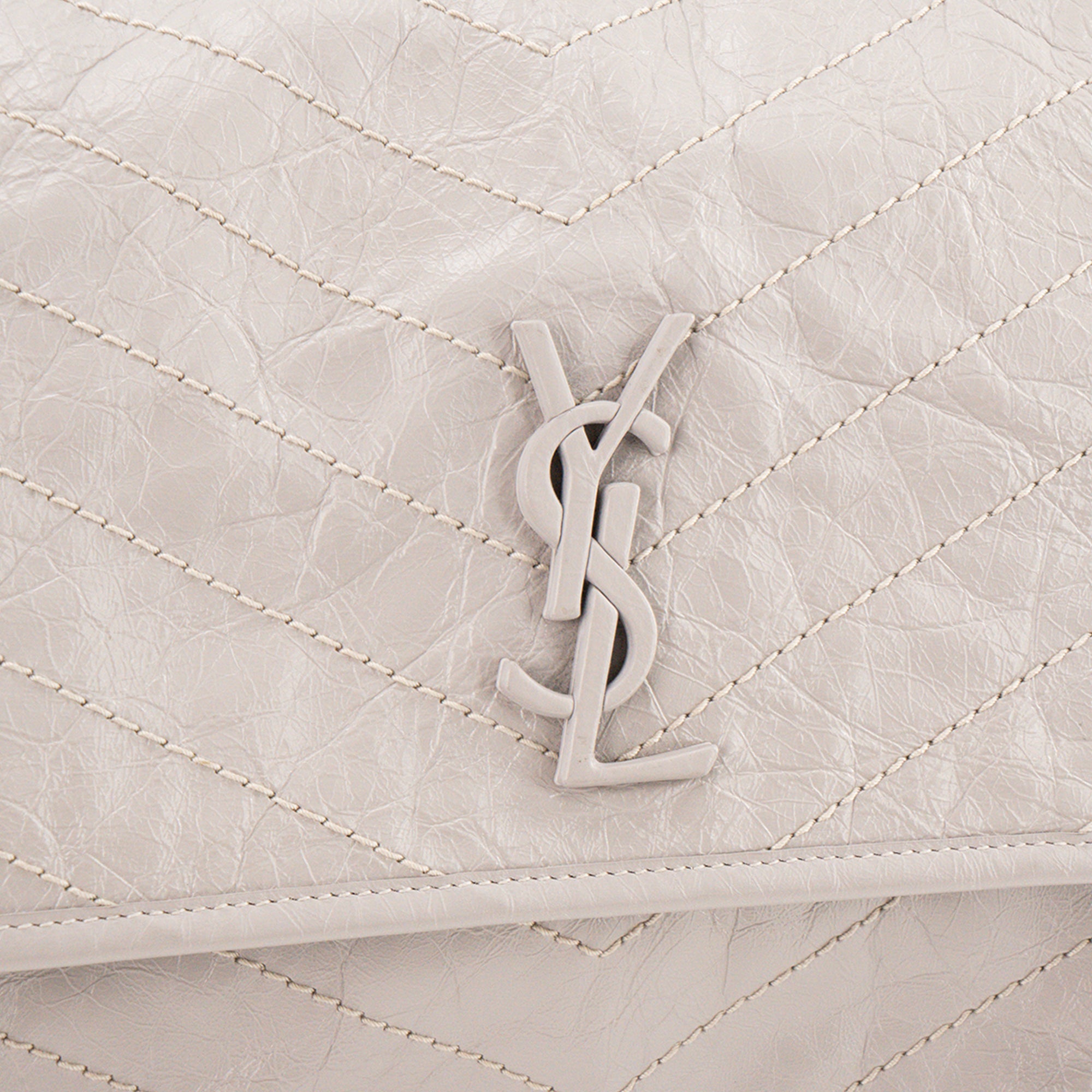 SAINT LAURENT - Sac a bandoulière Nikki Medium Saint Laurent en cuir froissé gris