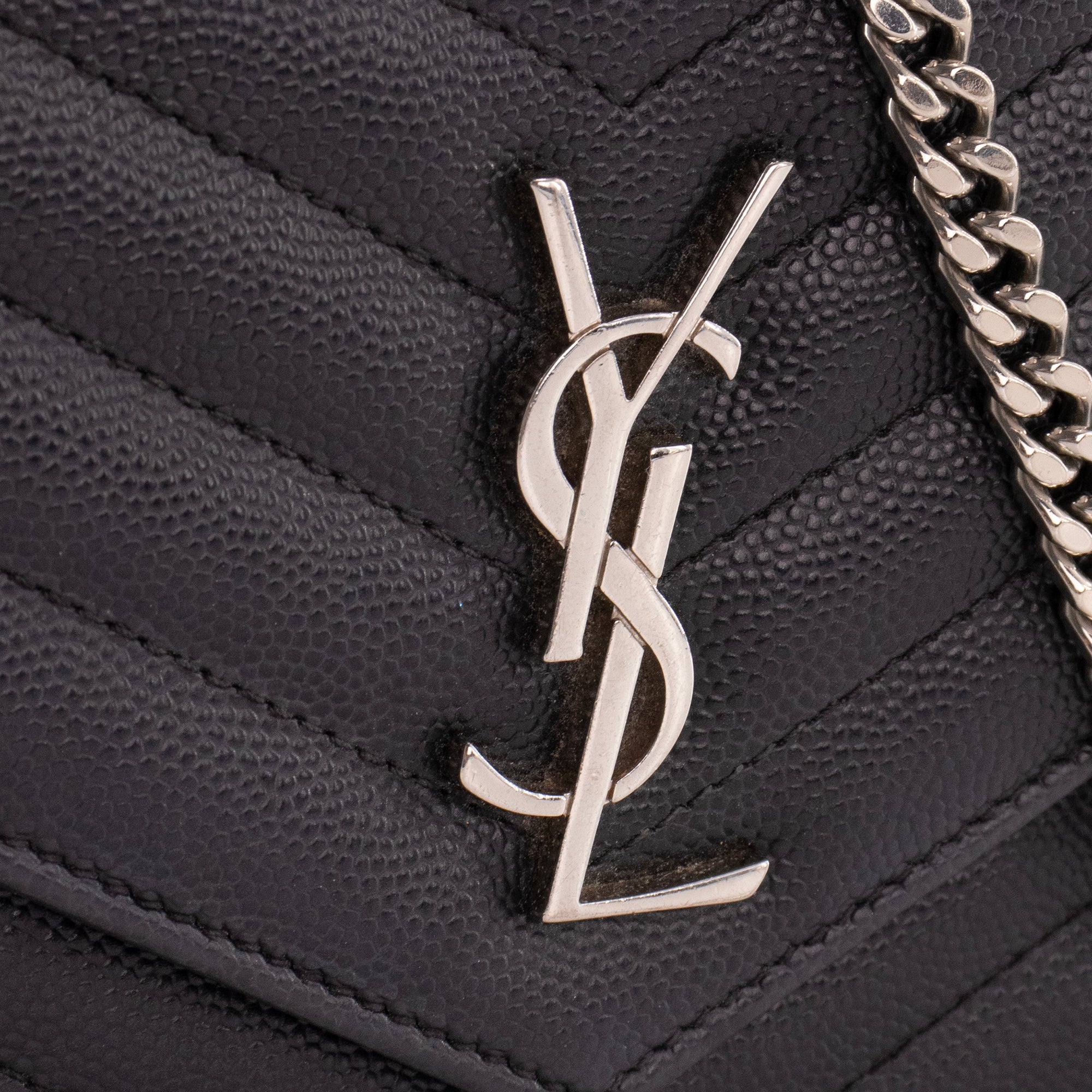 SAINT LAURENT - Sac à bandoulière Wallet On Chain Cassandre Saint Laurent en cuir grainé noir