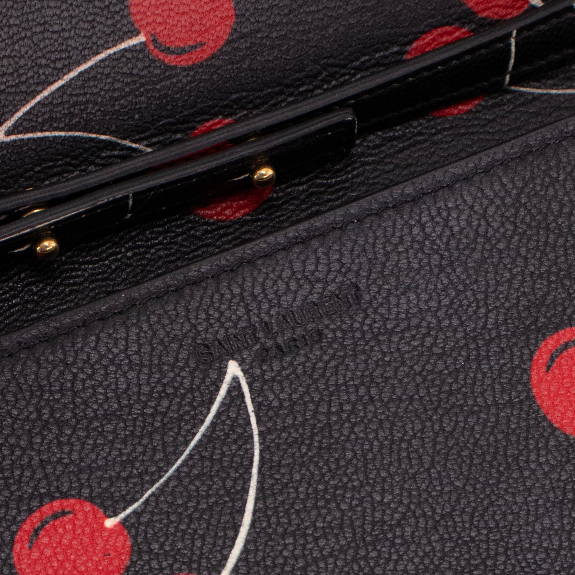 SAINT LAURENT - Sac à bandoulière Wallet On Chain Saint Laurent en cuir grainé noir imprimé cerises