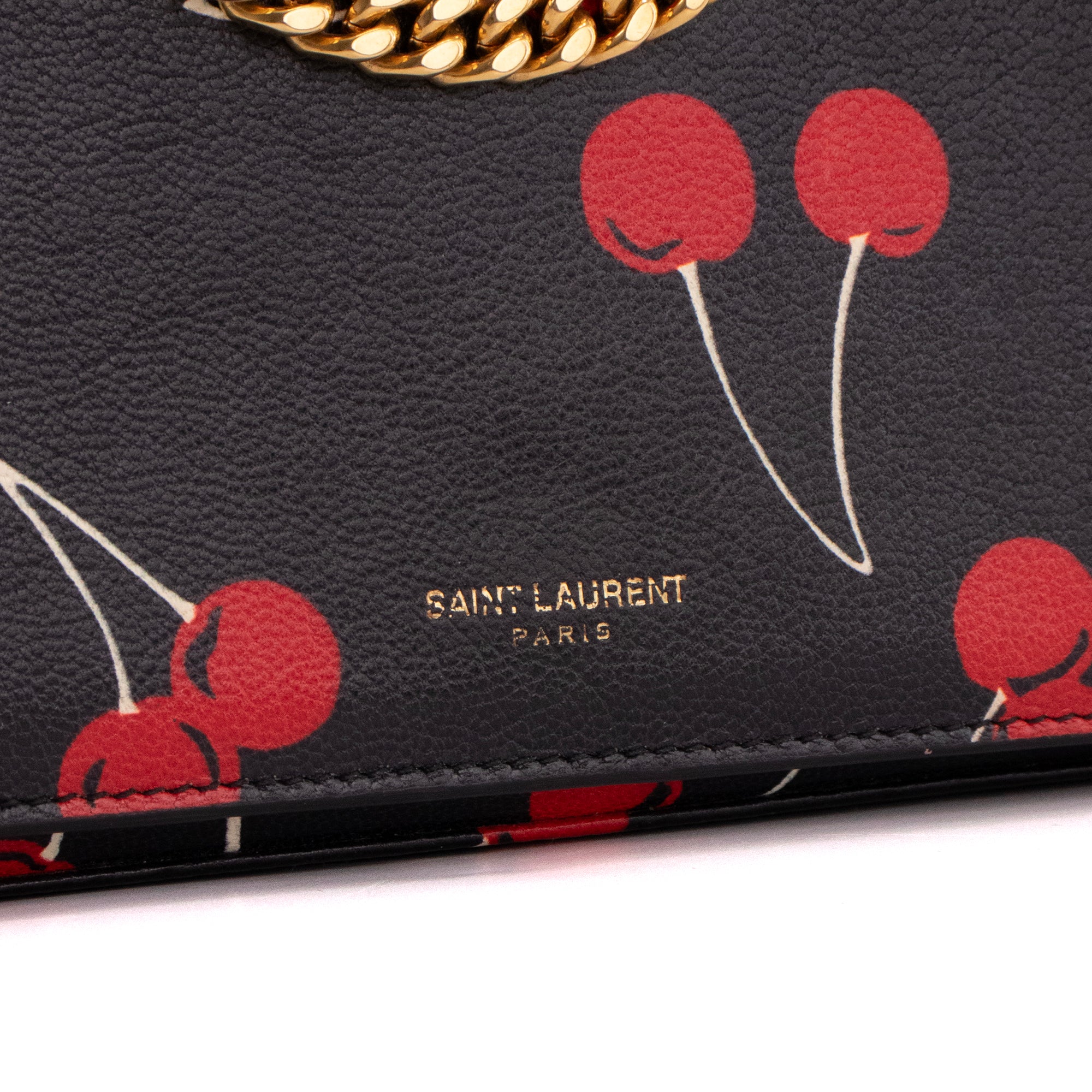 SAINT LAURENT - Sac à bandoulière Wallet On Chain Saint Laurent en cuir grainé noir imprimé cerises
