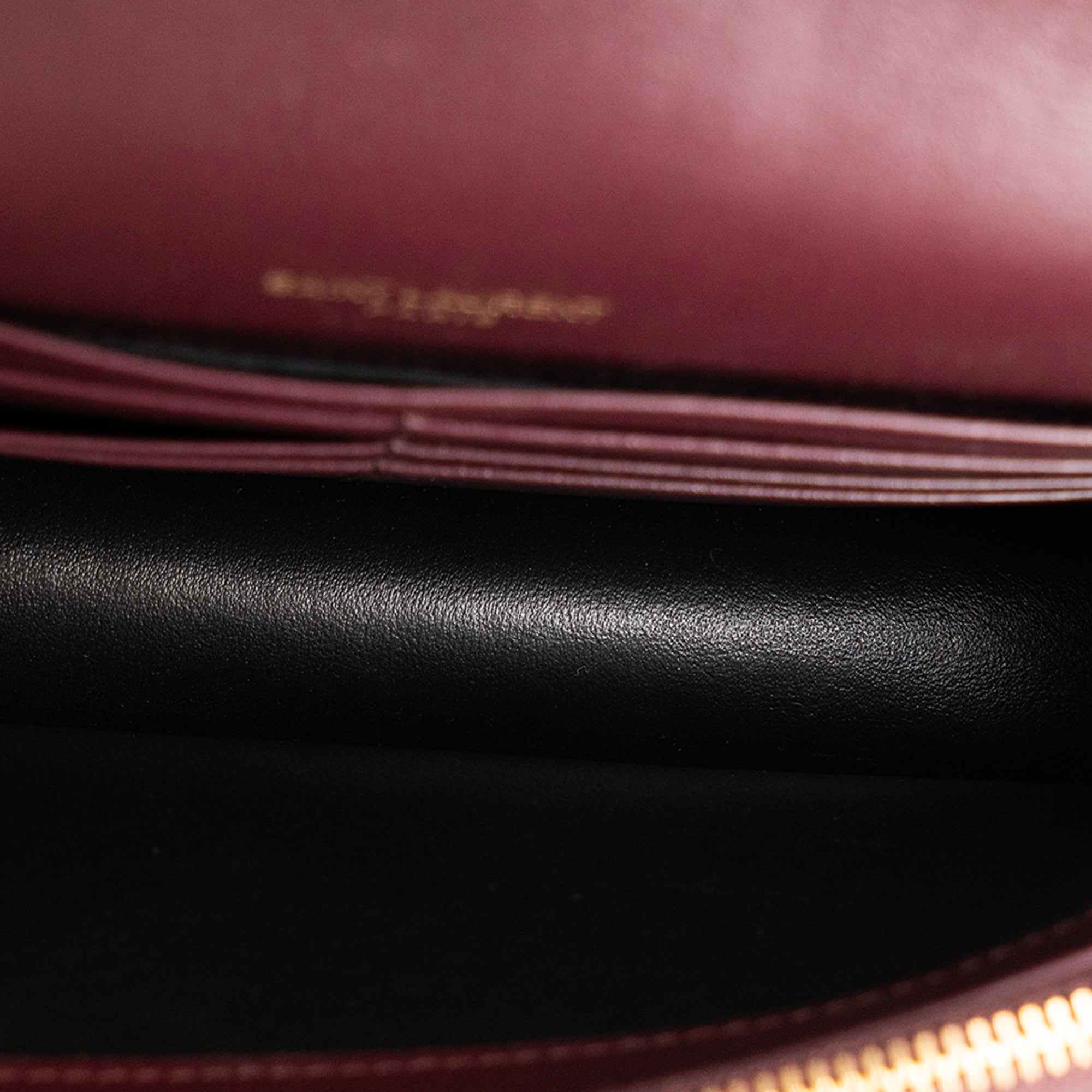SAINT LAURENT - Sac à bandoulière Kate Pompon Saint Laurent en cuir verni bordeaux