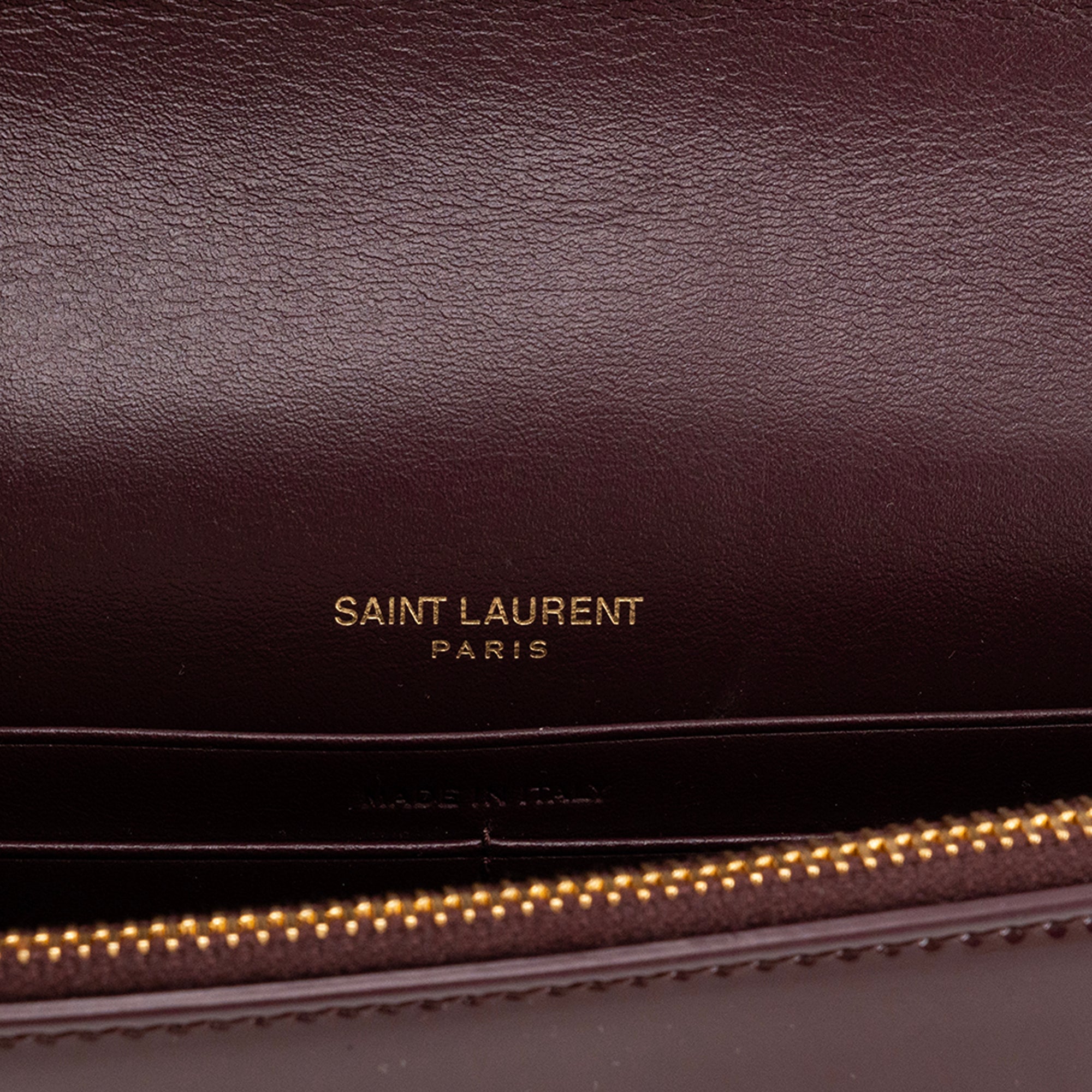SAINT LAURENT - Sac à bandoulière Kate Pompon Saint Laurent en cuir verni bordeaux