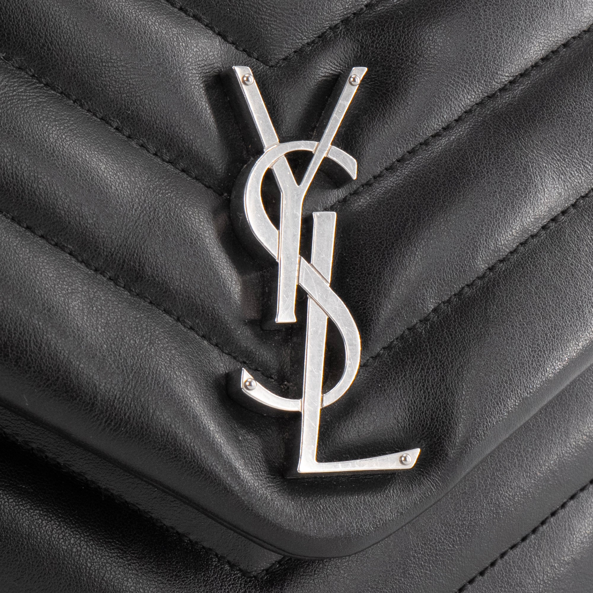 SAINT LAURENT - Sac à bandoulière Loulou Medium Saint Laurent en cuir noir