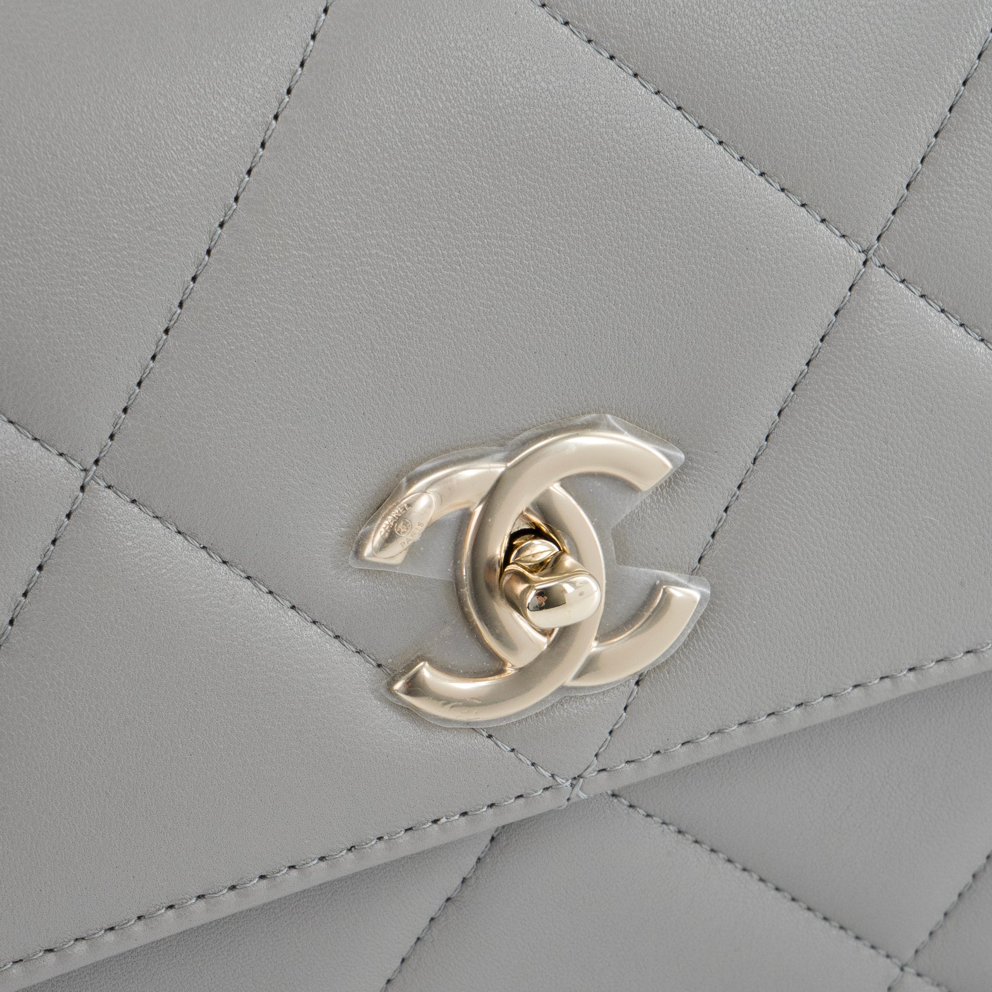 CHANEL - Sac à épaule Trendy CC Chanel en cuir lisse gris