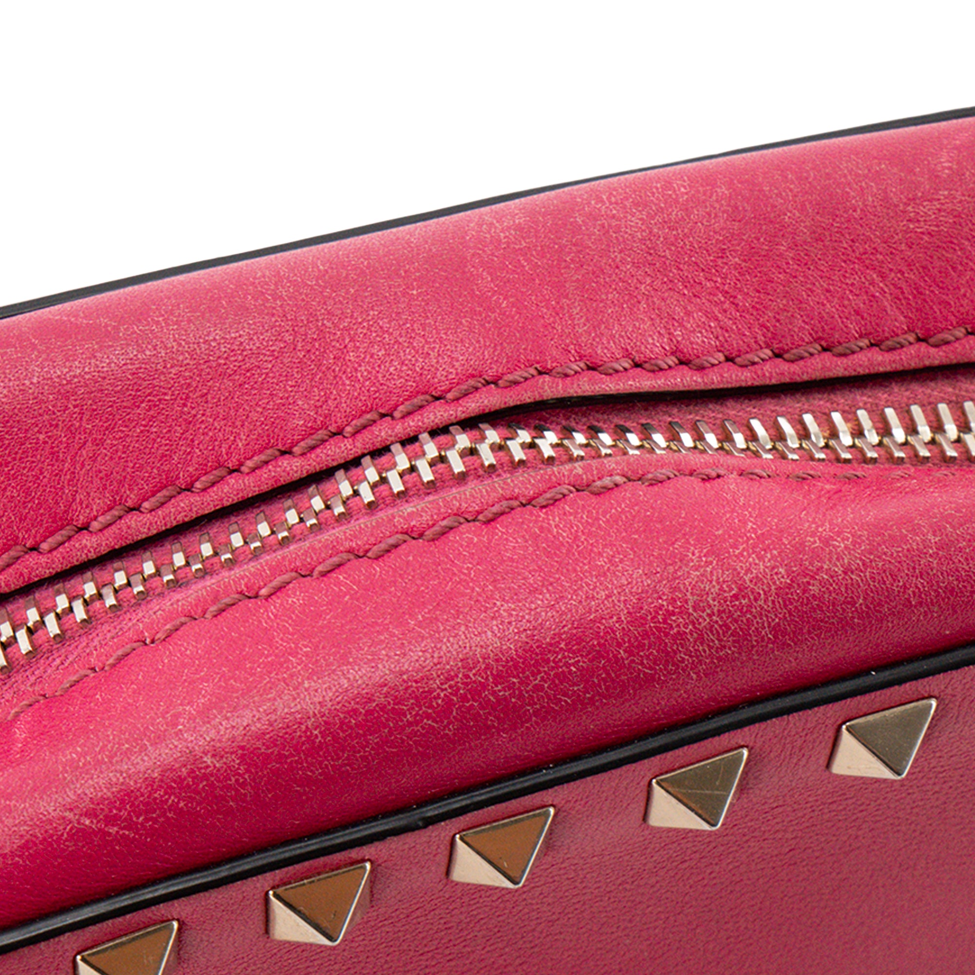 VALENTINO - Sac à bandoulière Rockstud Small Valentino en cuir lisse rose fuchsia