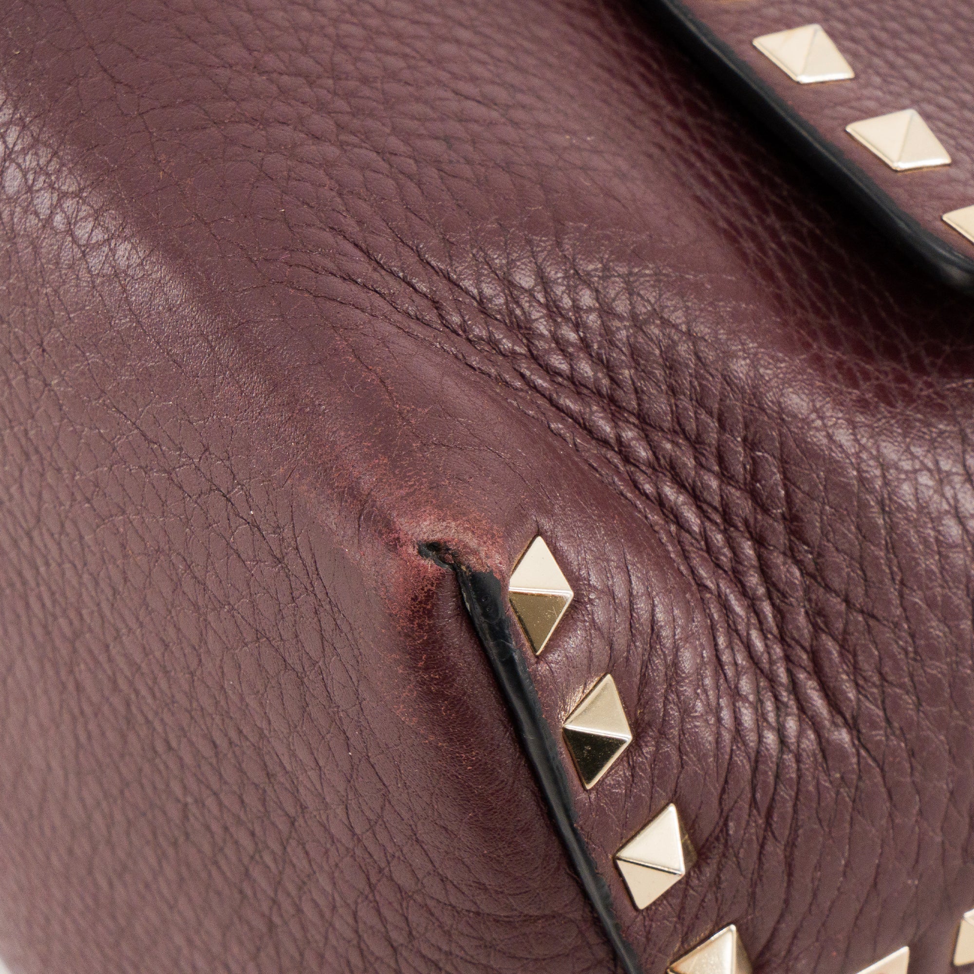 VALENTINO - Sac à bandoulière Rockstud Valentino en cuir grainé violet et studs champagnes
