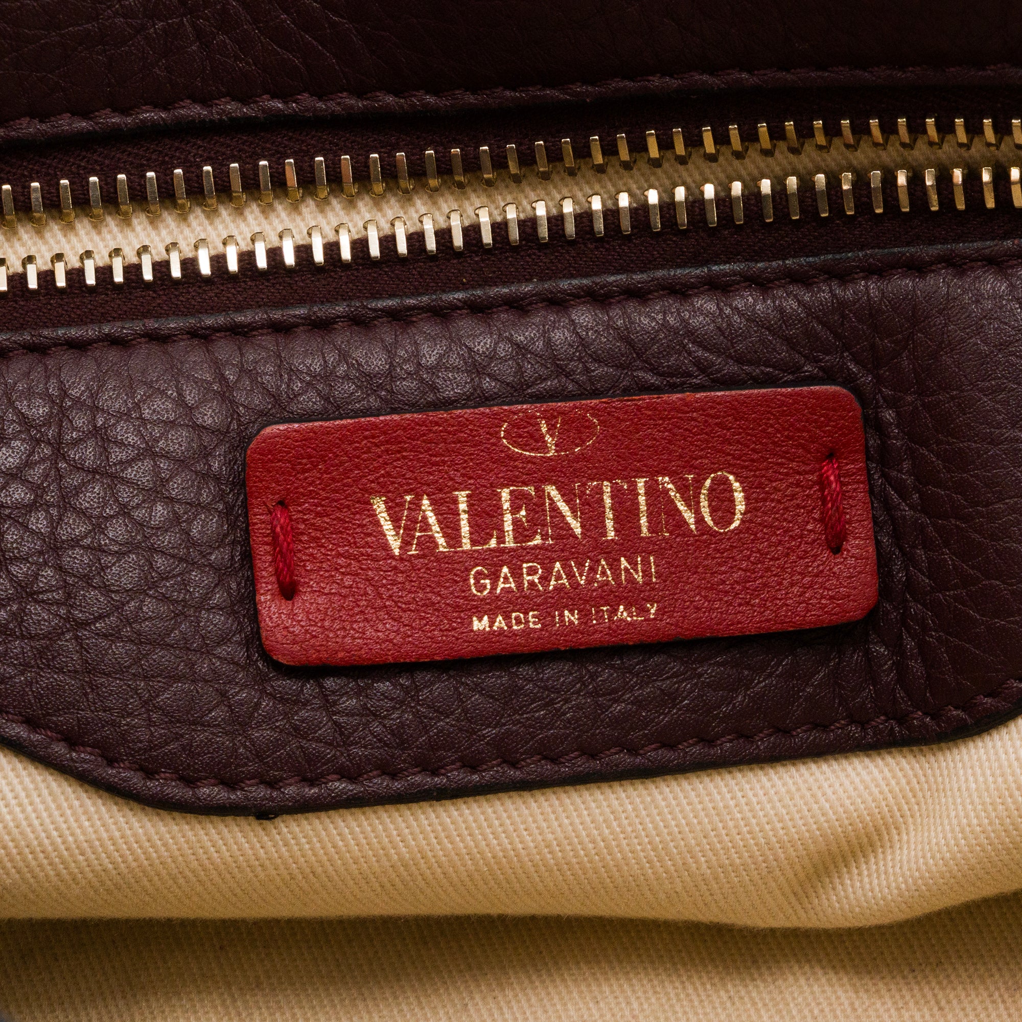 VALENTINO - Sac à bandoulière Rockstud Valentino en cuir grainé violet et studs champagnes