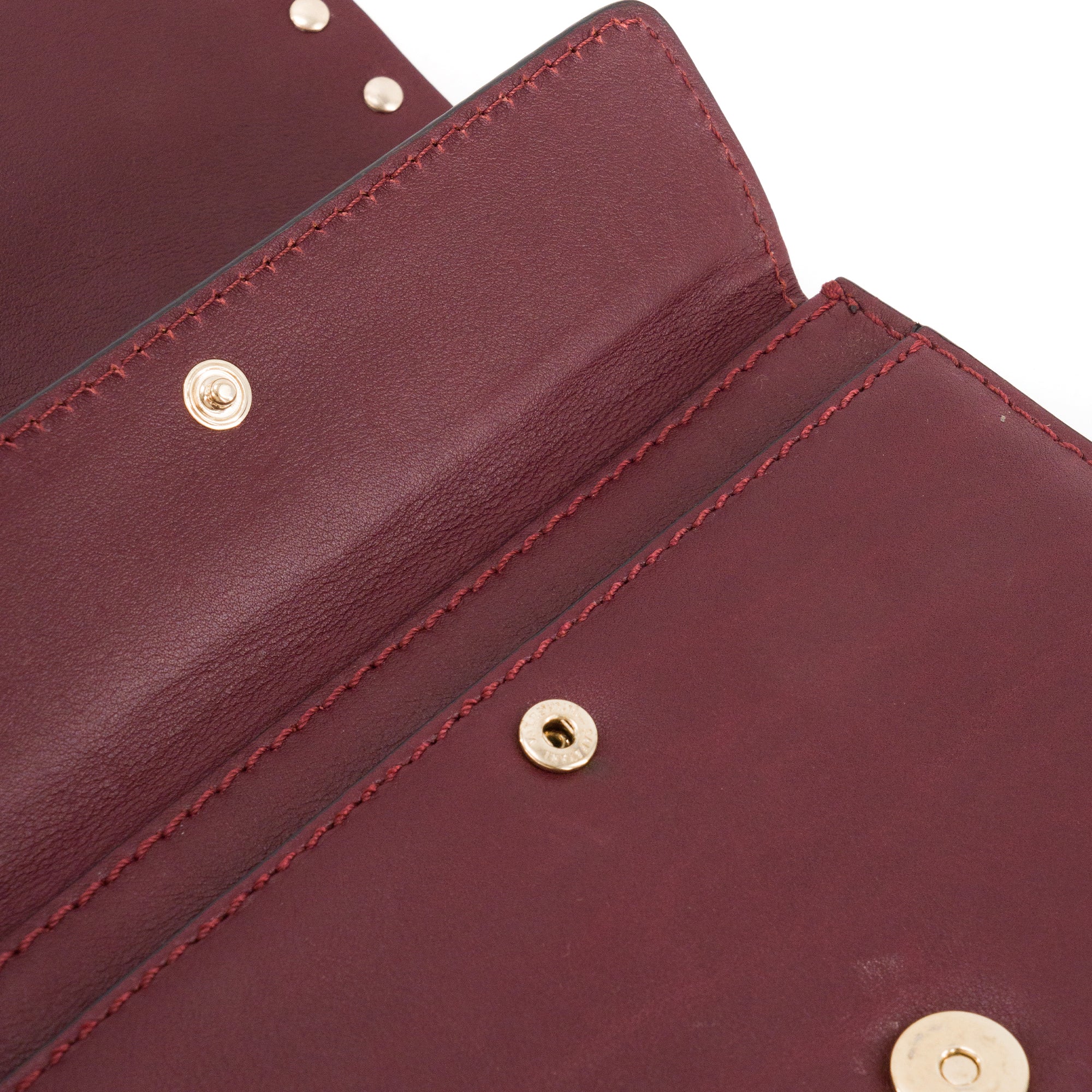 VALENTINO - Sac à bandoulière Rockstud Valentino en cuir lisse bordeaux